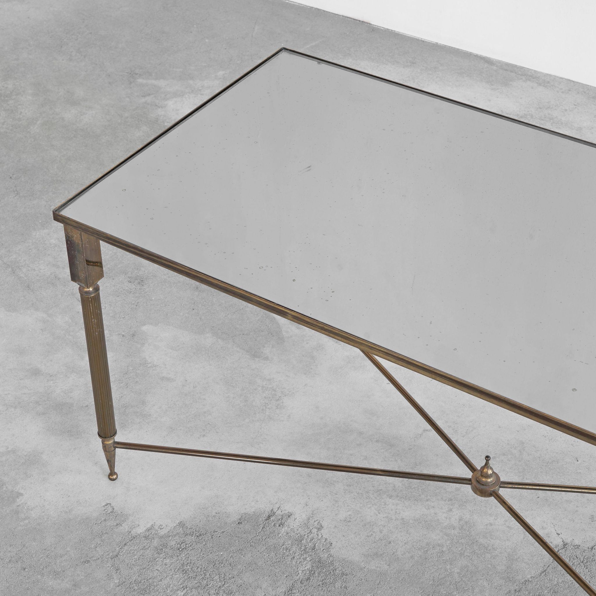Table basse en laiton patiné et verre Maison Charles années 1960