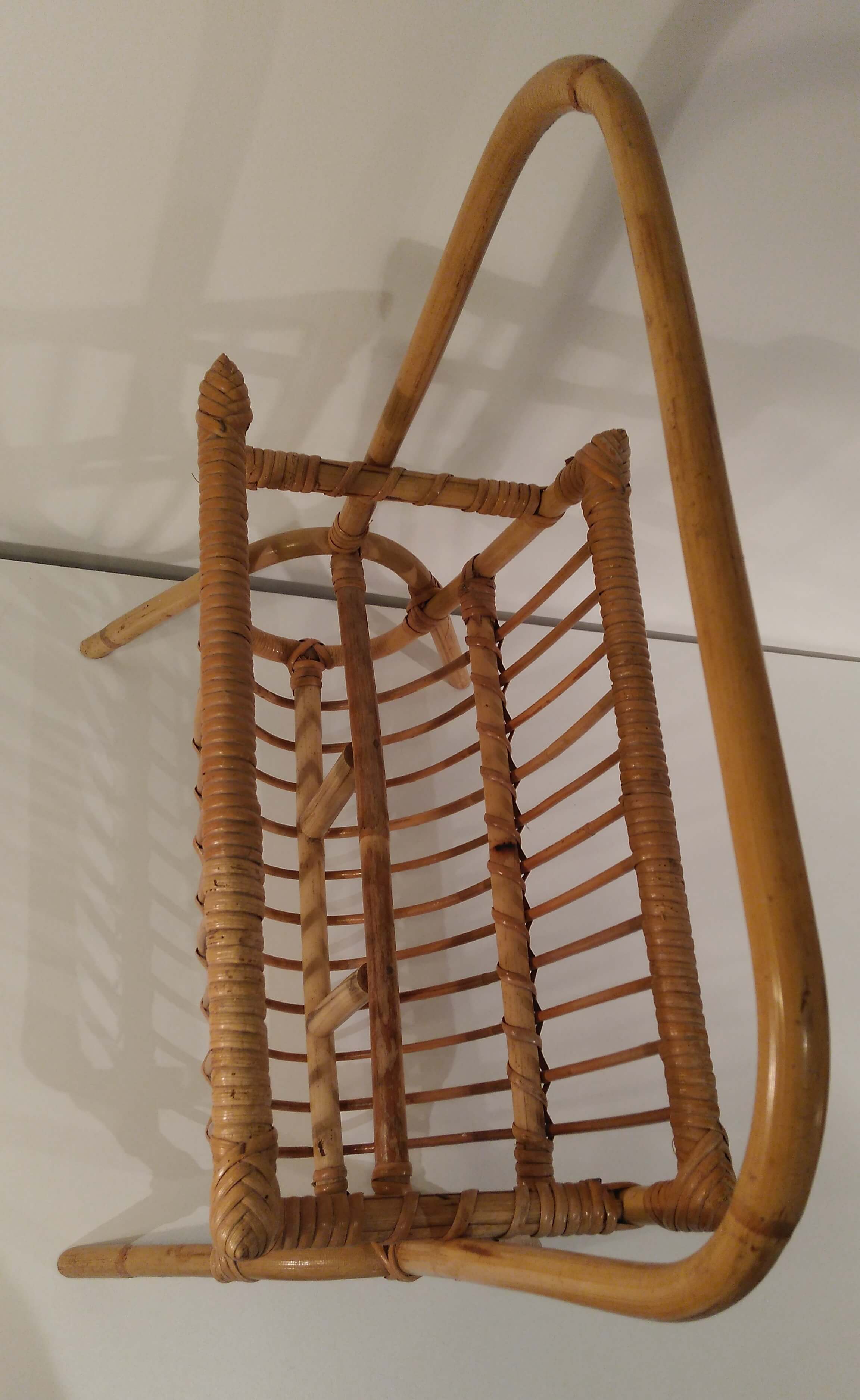 Magazine holder in rattan