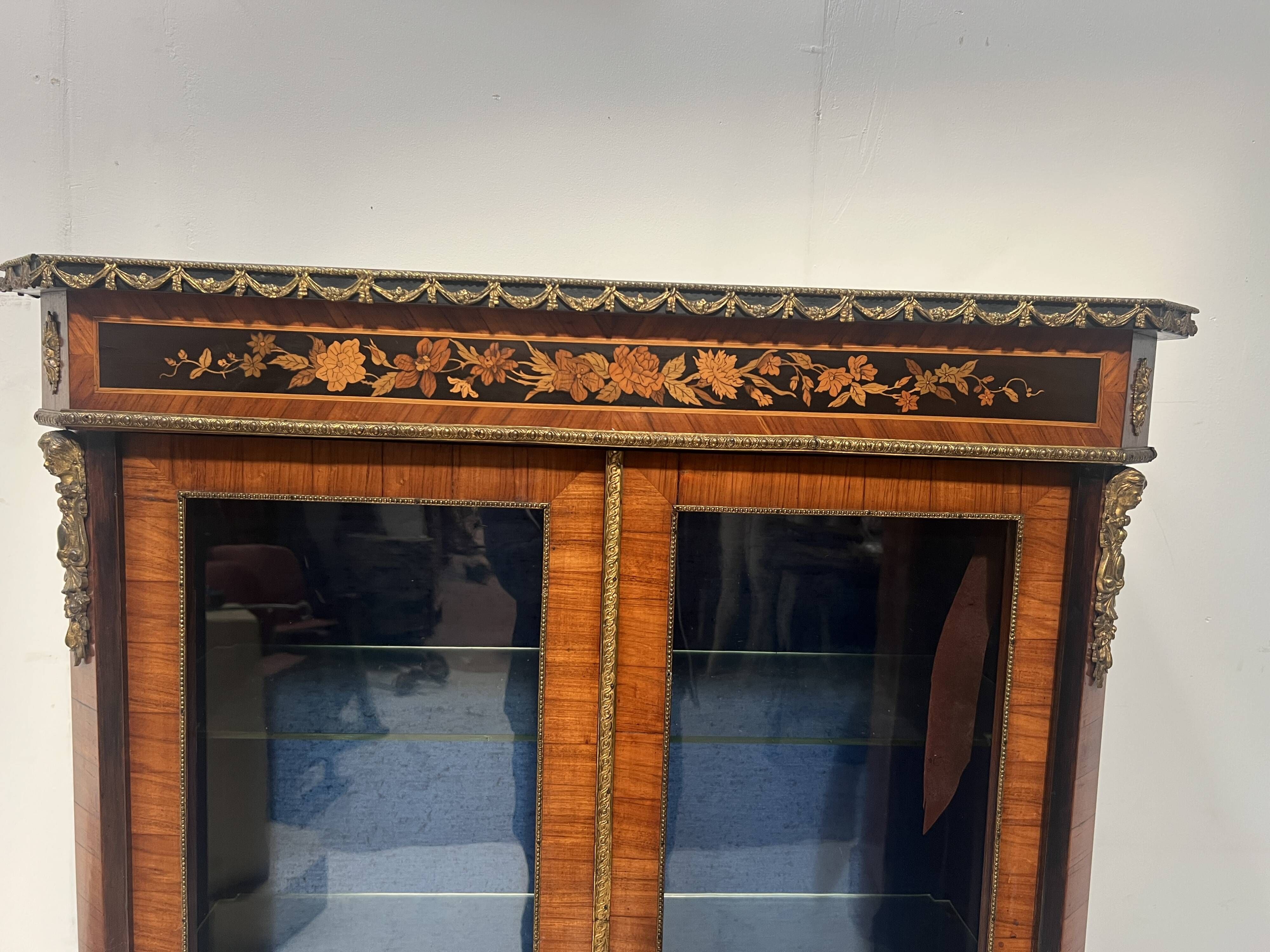 Napoleon III display cabinet in rosewood veneer and marquetry, 19th century.