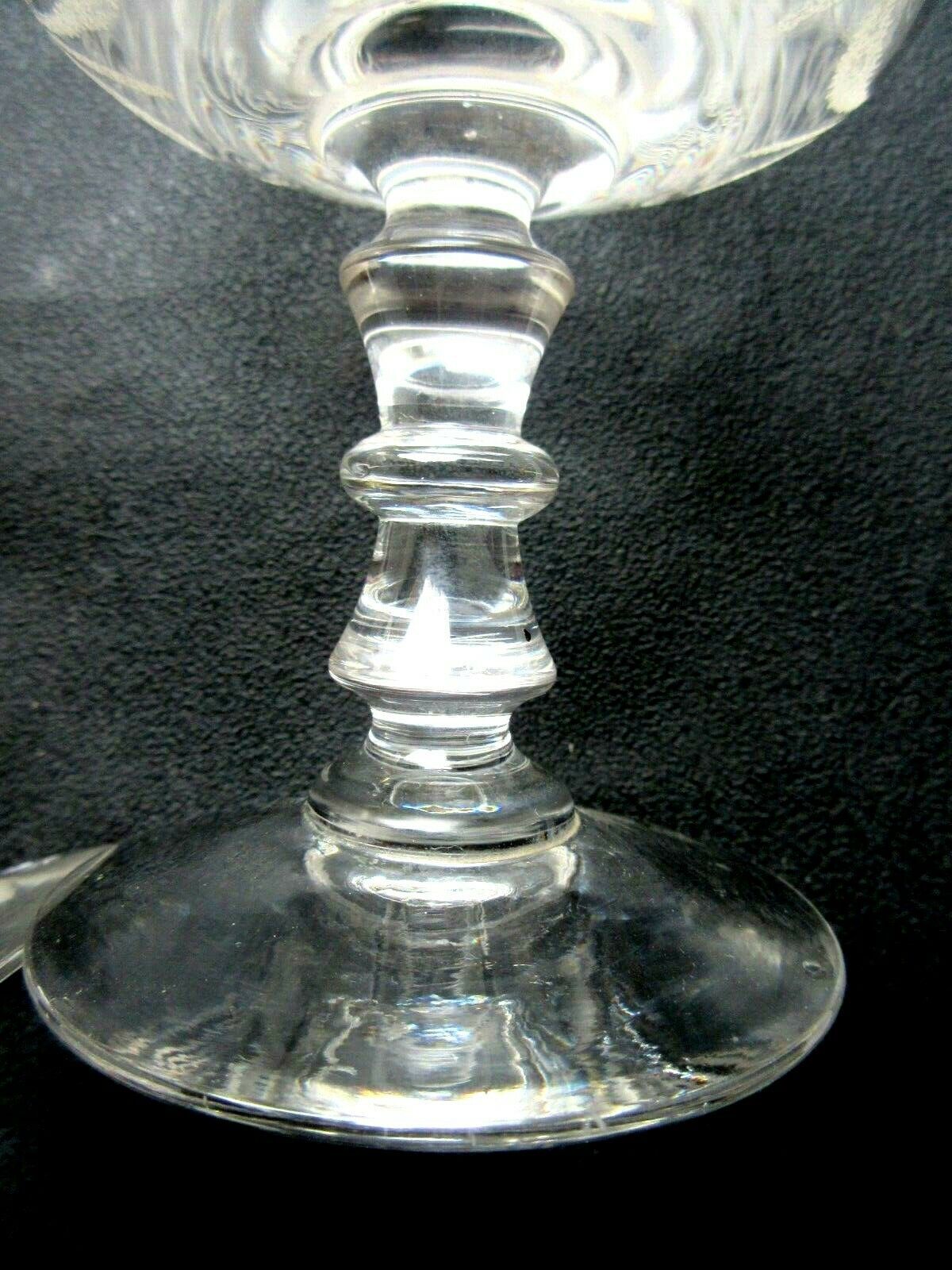 Coupes à champagne cristal Baccarat style Louis XV gravées d'acanthes et de rubans