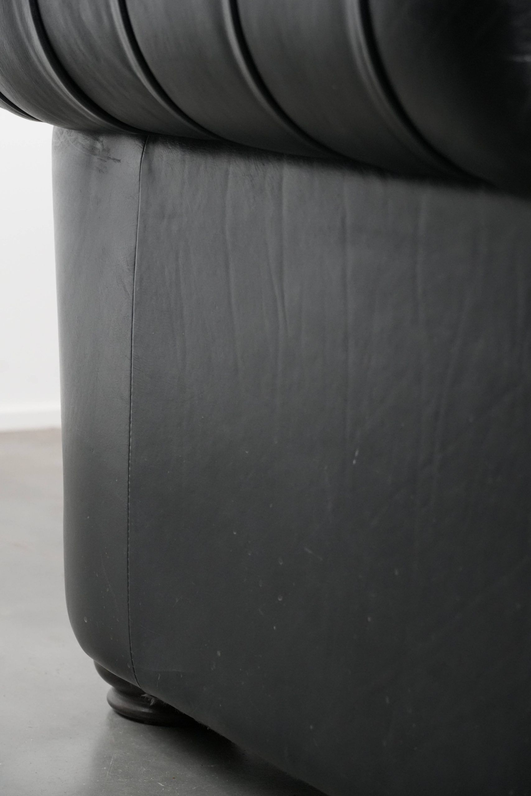 Black chesterfield 3-seater sofa made of cowhide leather in English style