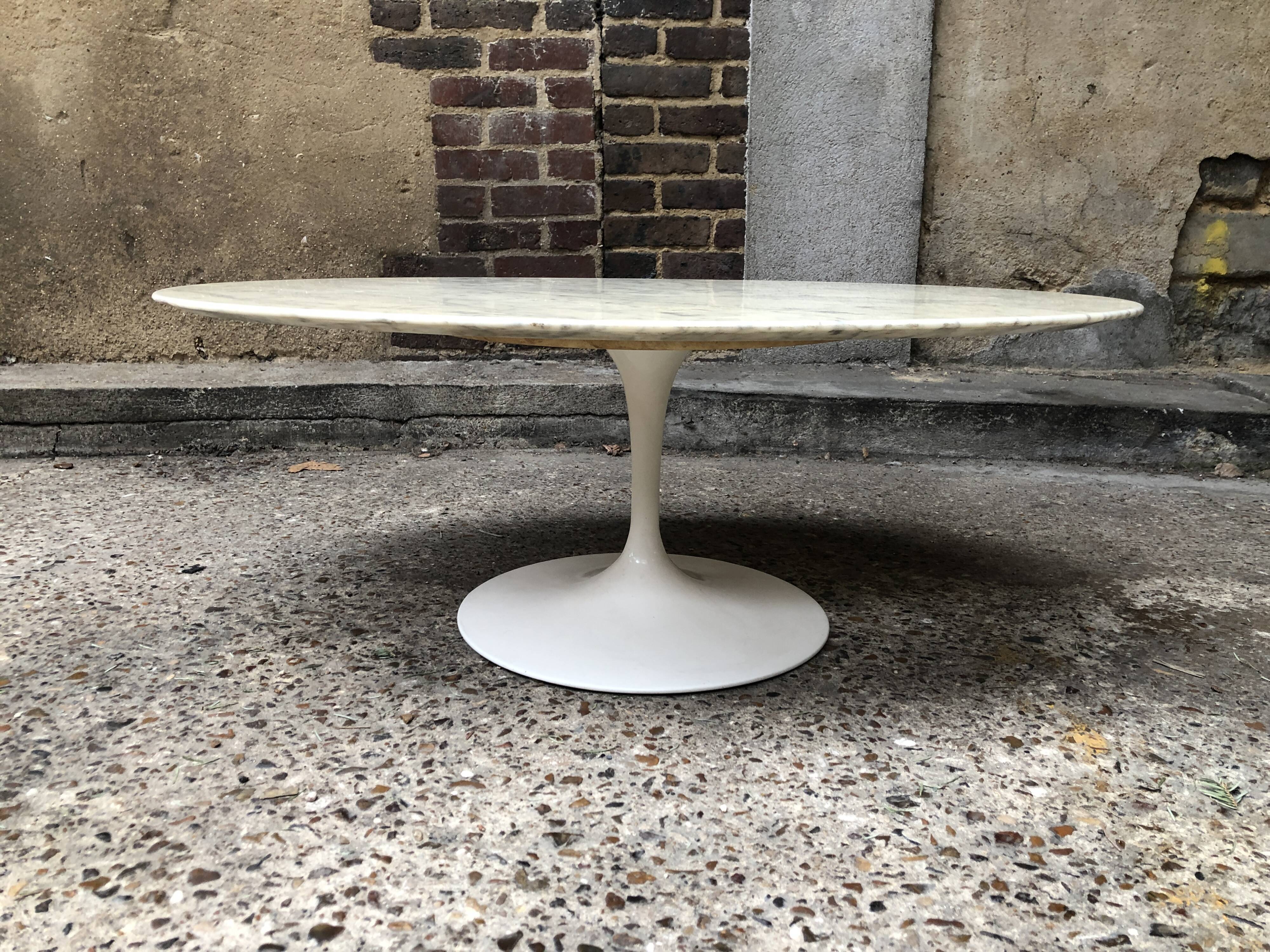 Oval coffee table for Knoll