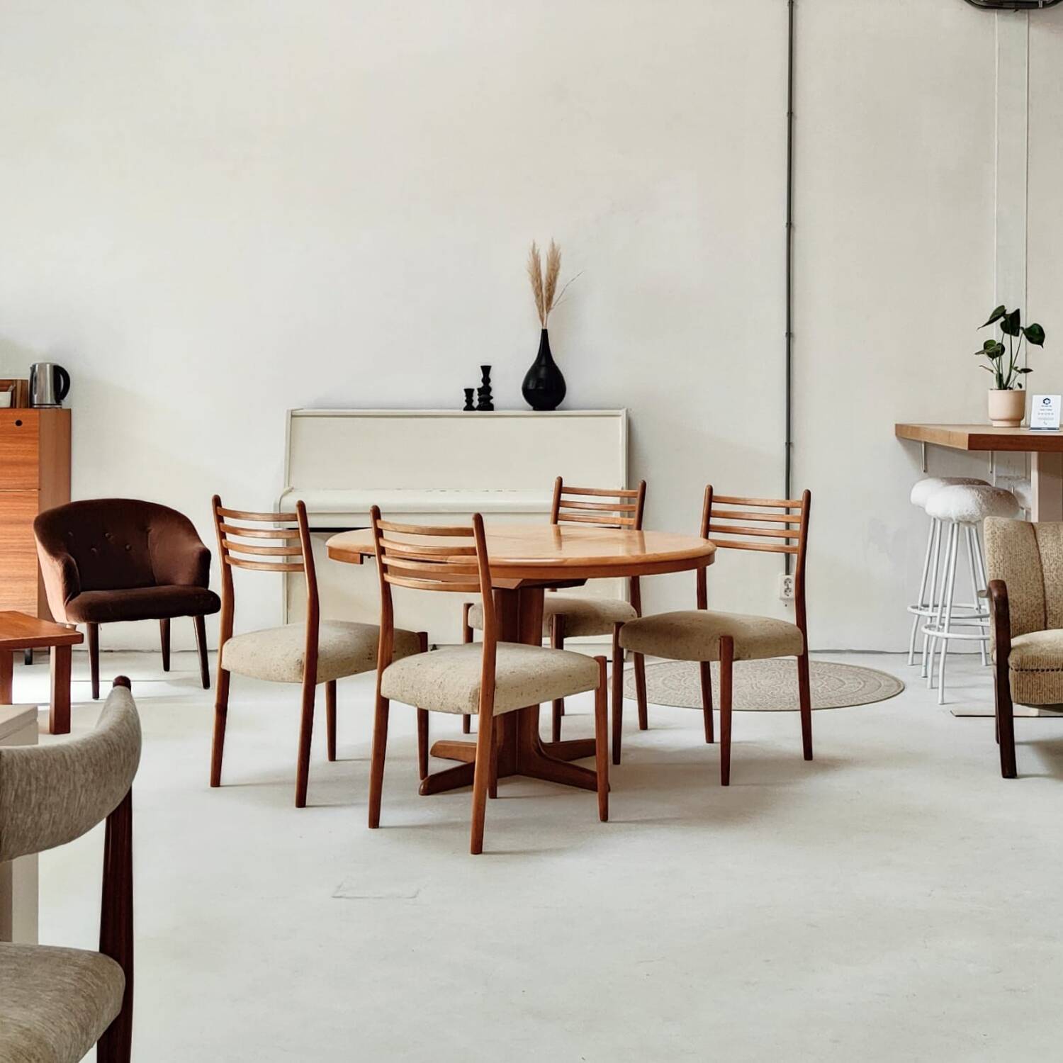 Extendable dining table, 70s