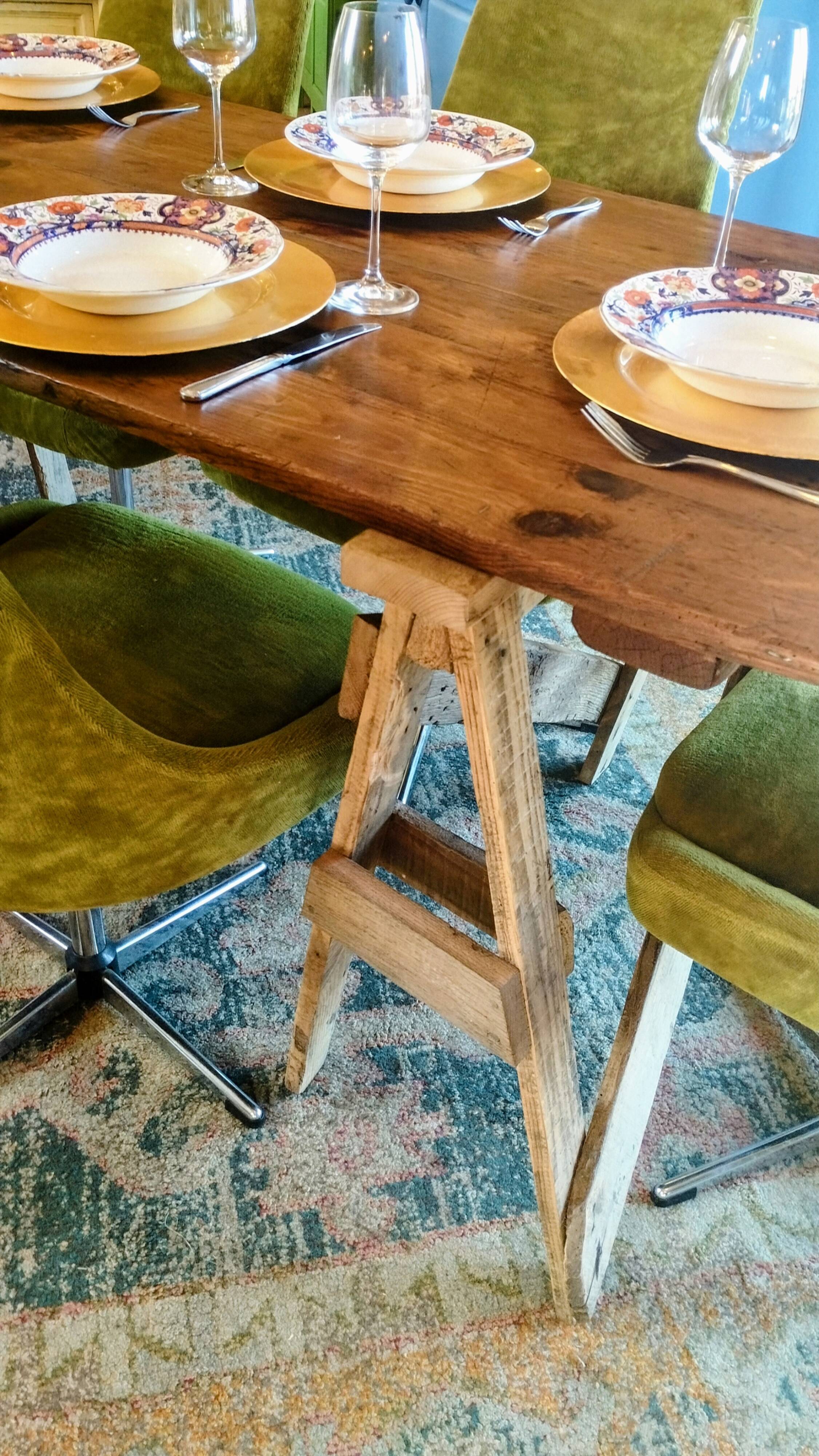 Table de ferme rustique patinée sur de lourds tréteaux