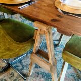 Table de ferme rustique patinée sur de lourds tréteaux