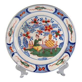 Assiette émaillée hollandaise de Delft du 19ème siècle décorée d’une figure chinoise.