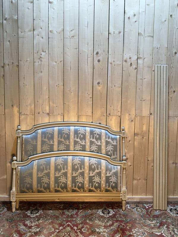 Lit capitonné de style Louis XVI en bois beige