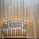 Lit capitonné de style Louis XVI en bois beige