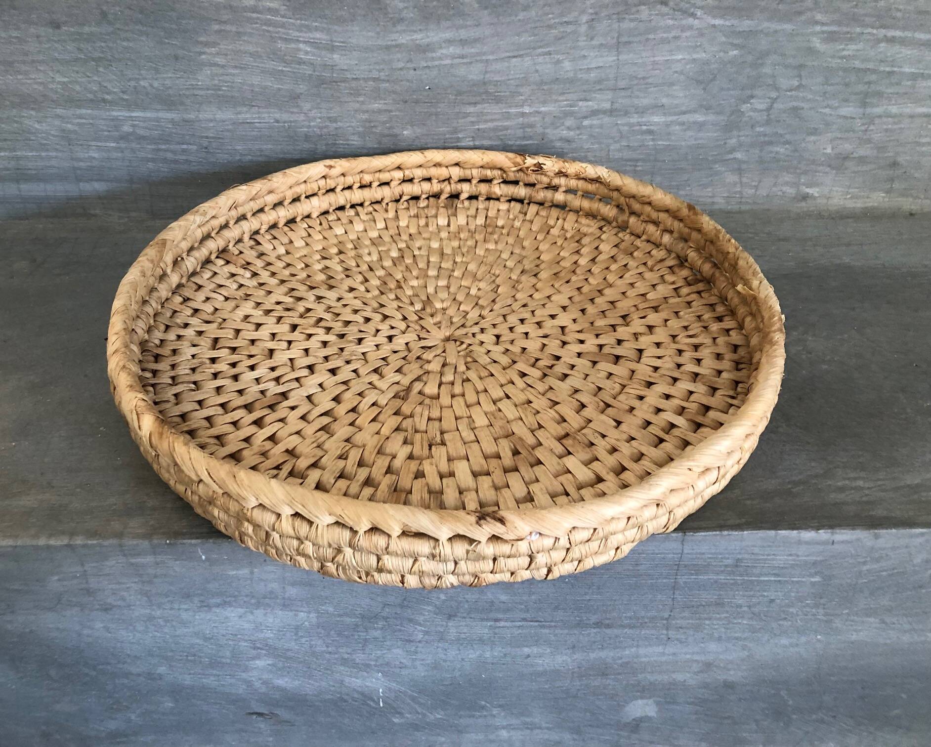 Plateau, wicker basket