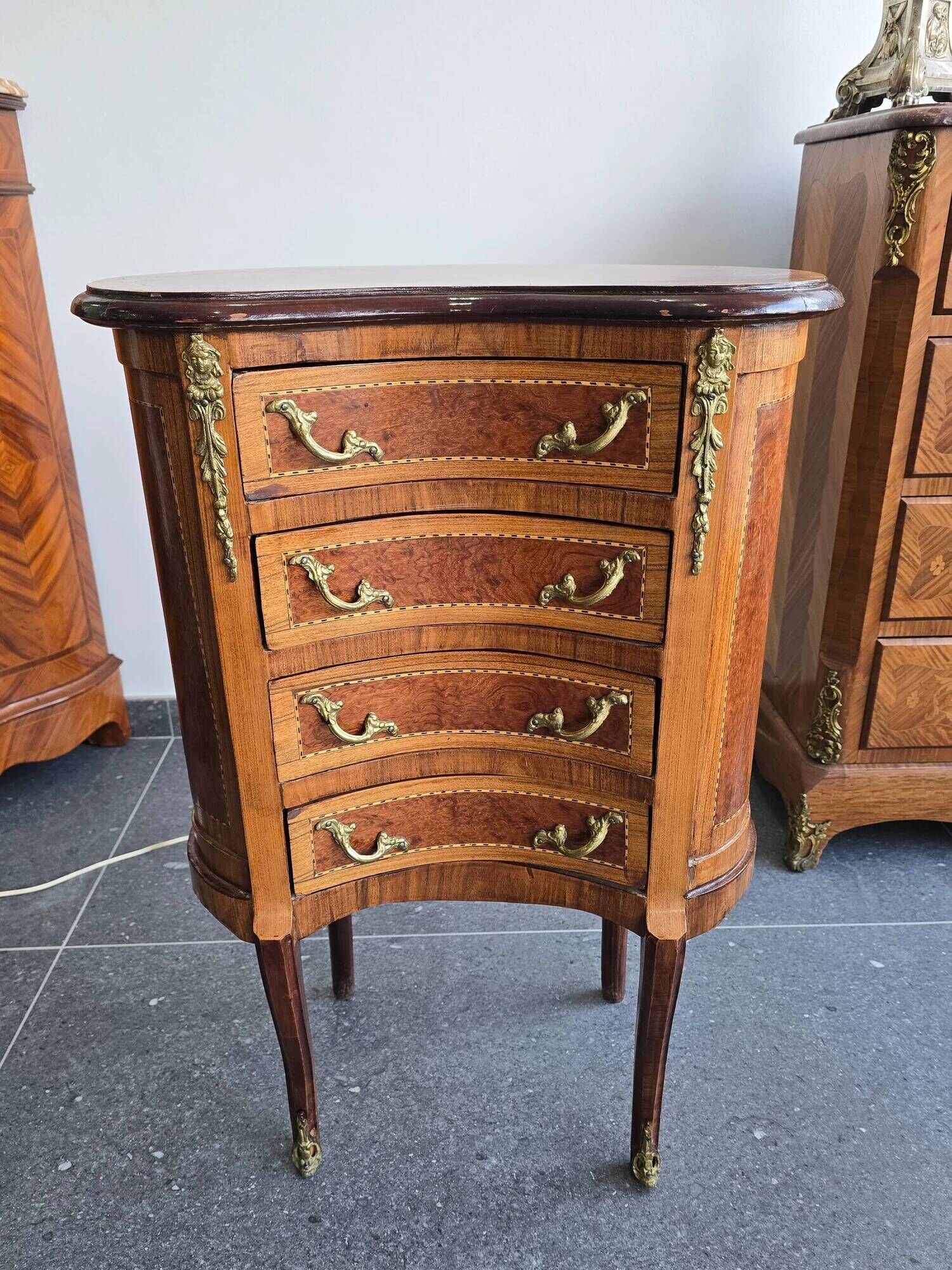 Commode galbée demi-lune en marqueterie – style Louis XV, fin XIXe siècle