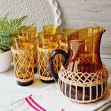 Carafe and glasses in blown amber glass and wicker