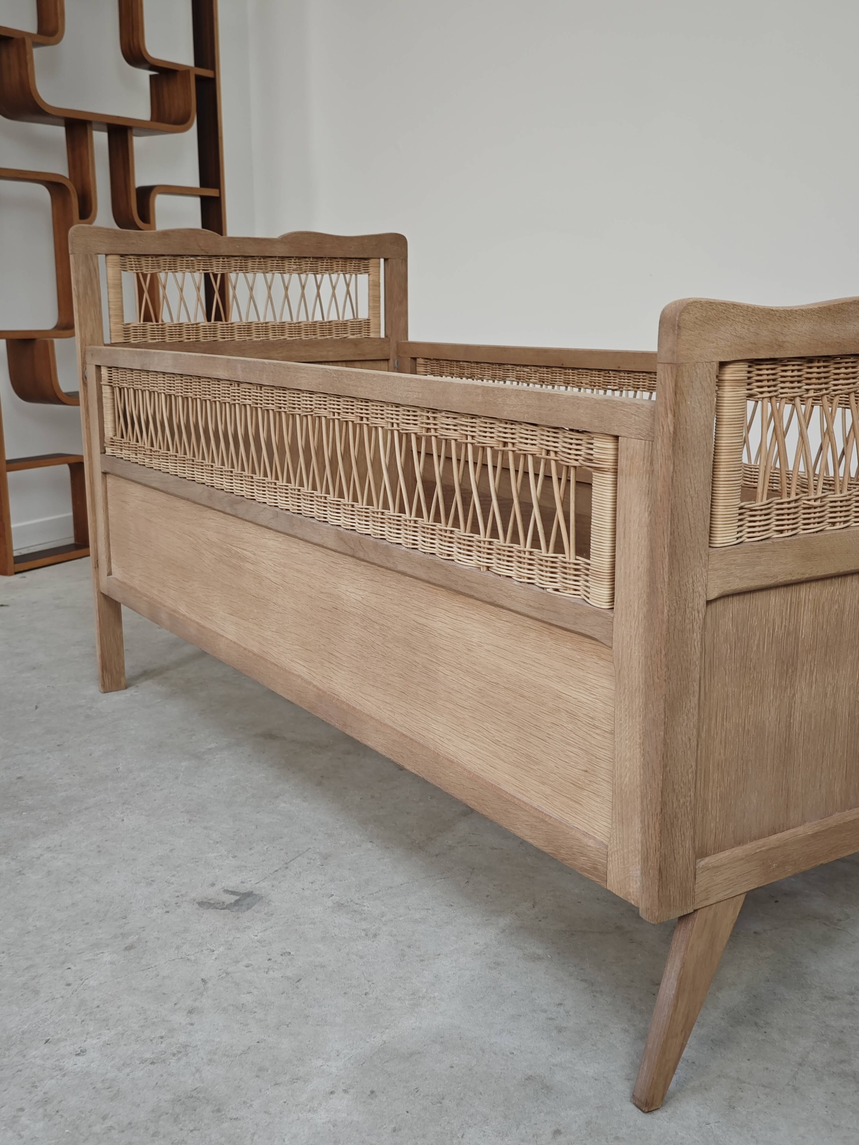 Children's bed in wood and sandblasted rattan from the 1960s.
