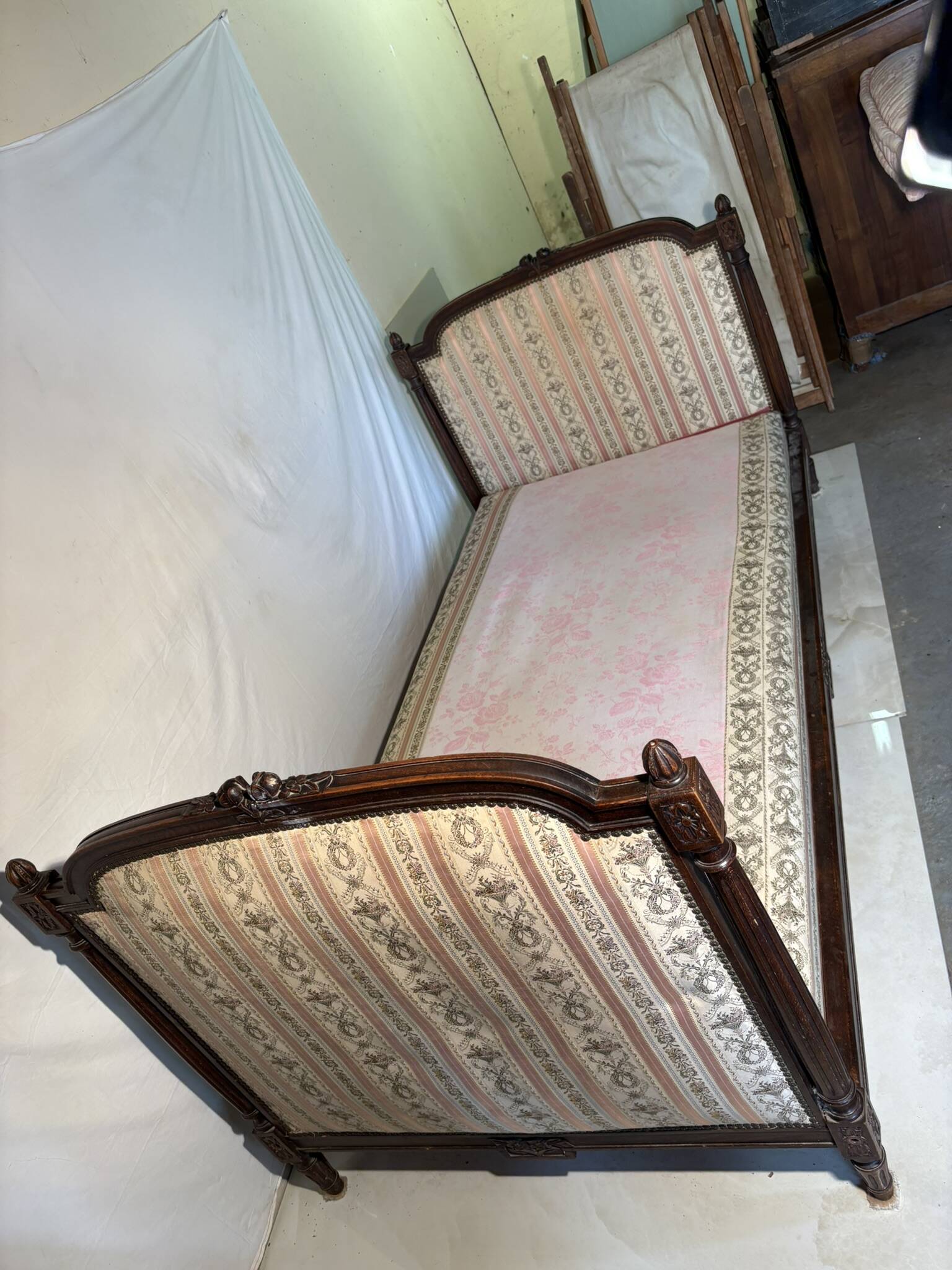 Antique Louis XVI style daybed in carved wood and patterned fabric