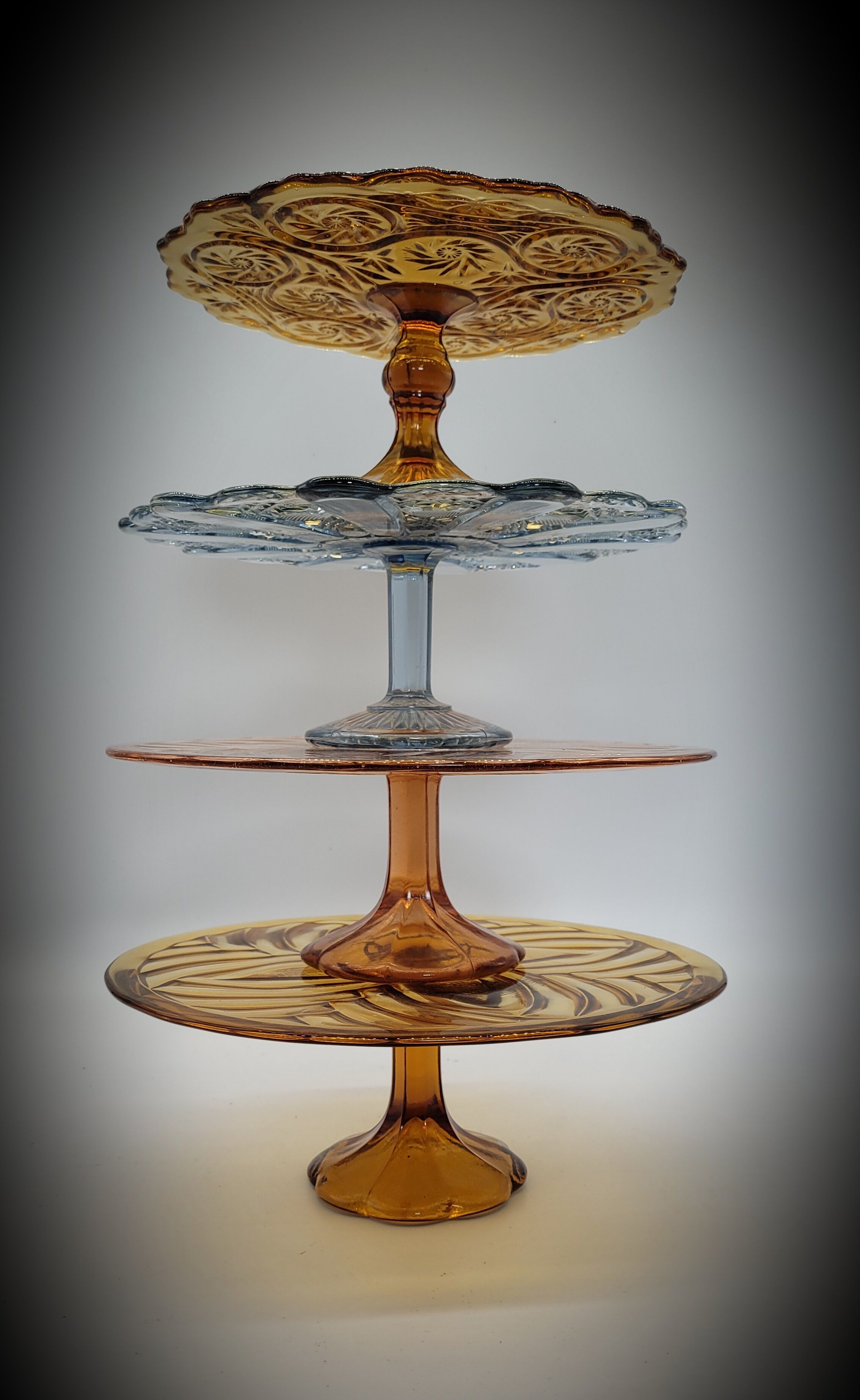 Plat à tarte ou gâteau sur pied verre moulé rose fleurs