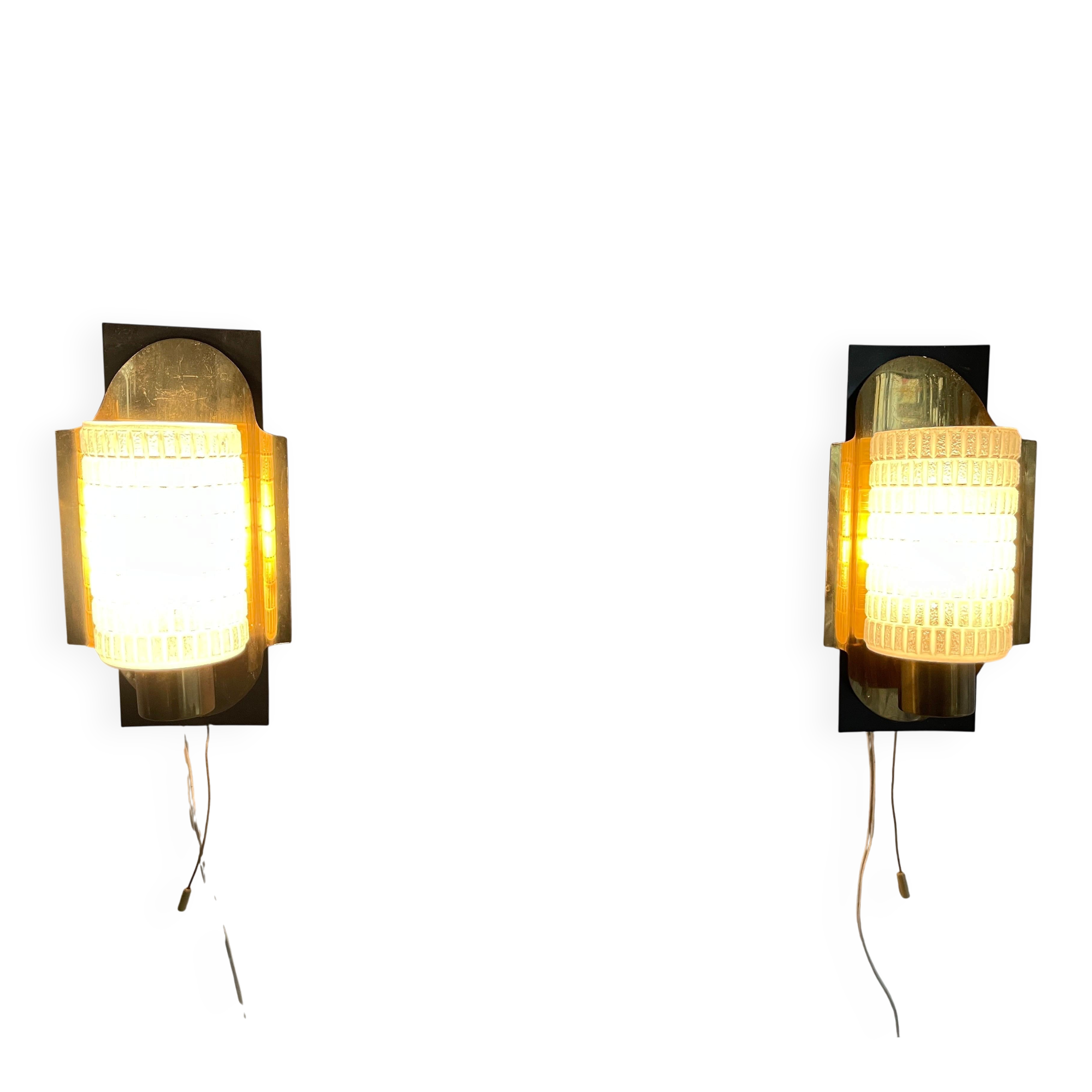 Mid-century pair of wall sconces in textured glass and brass, 1950s, Germany.