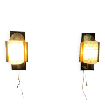 Mid-century pair of wall sconces in textured glass and brass, 1950s, Germany.