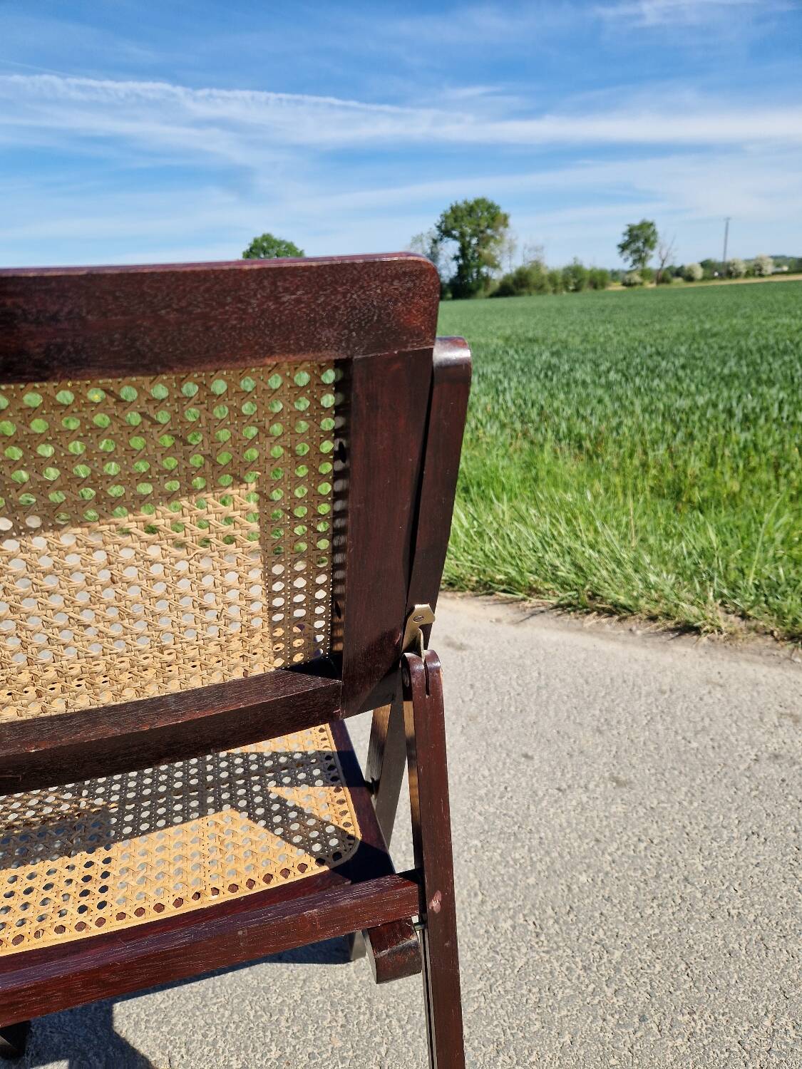 Set of 2 folding chairs in wood and cane.