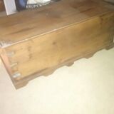 Coffre ancien en bois clouté