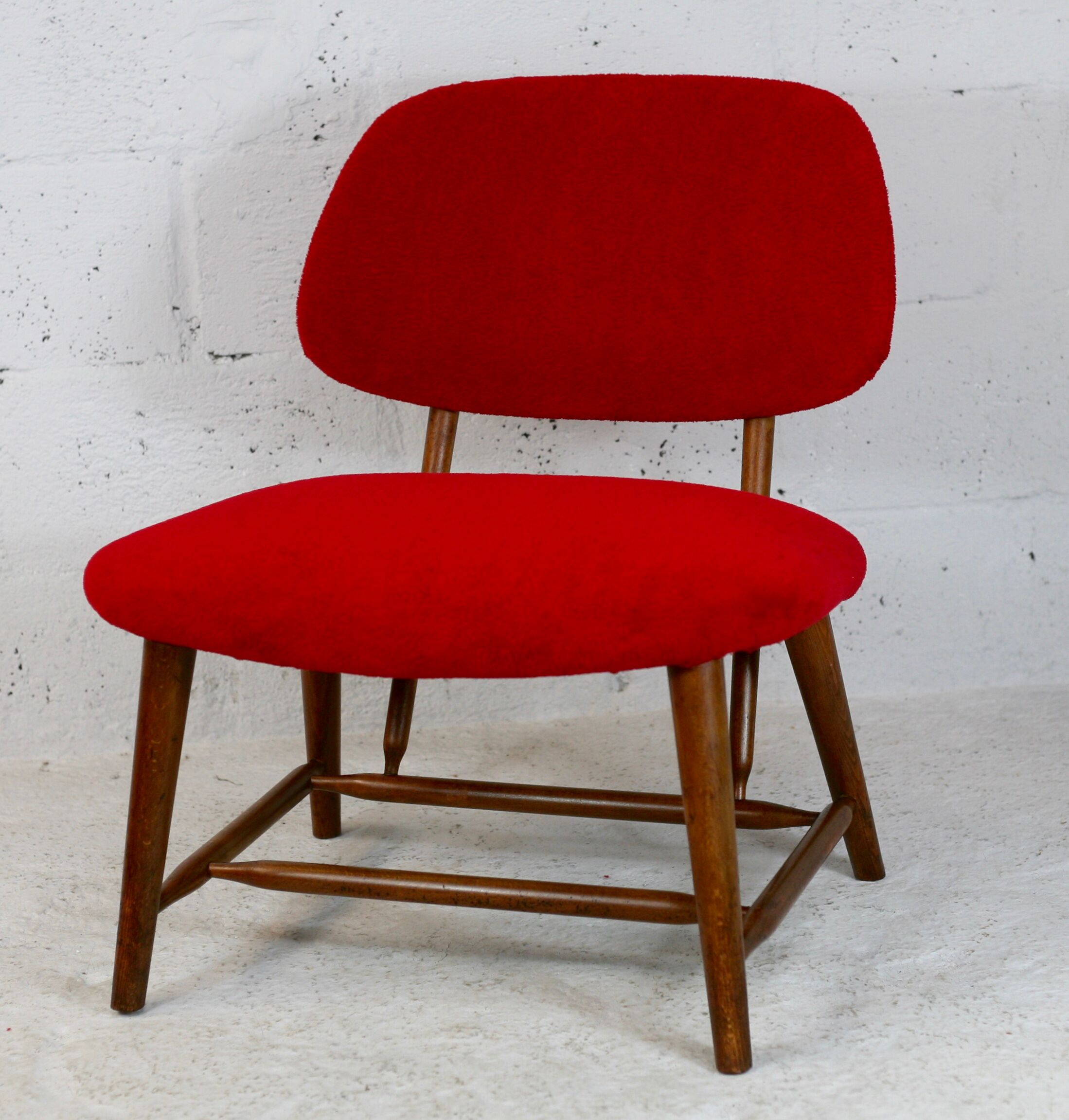 Chauffeuse by Alf Svensson, Model TeVe, published by Ljungs Industrier, Sweden, 1953. Retyped red.