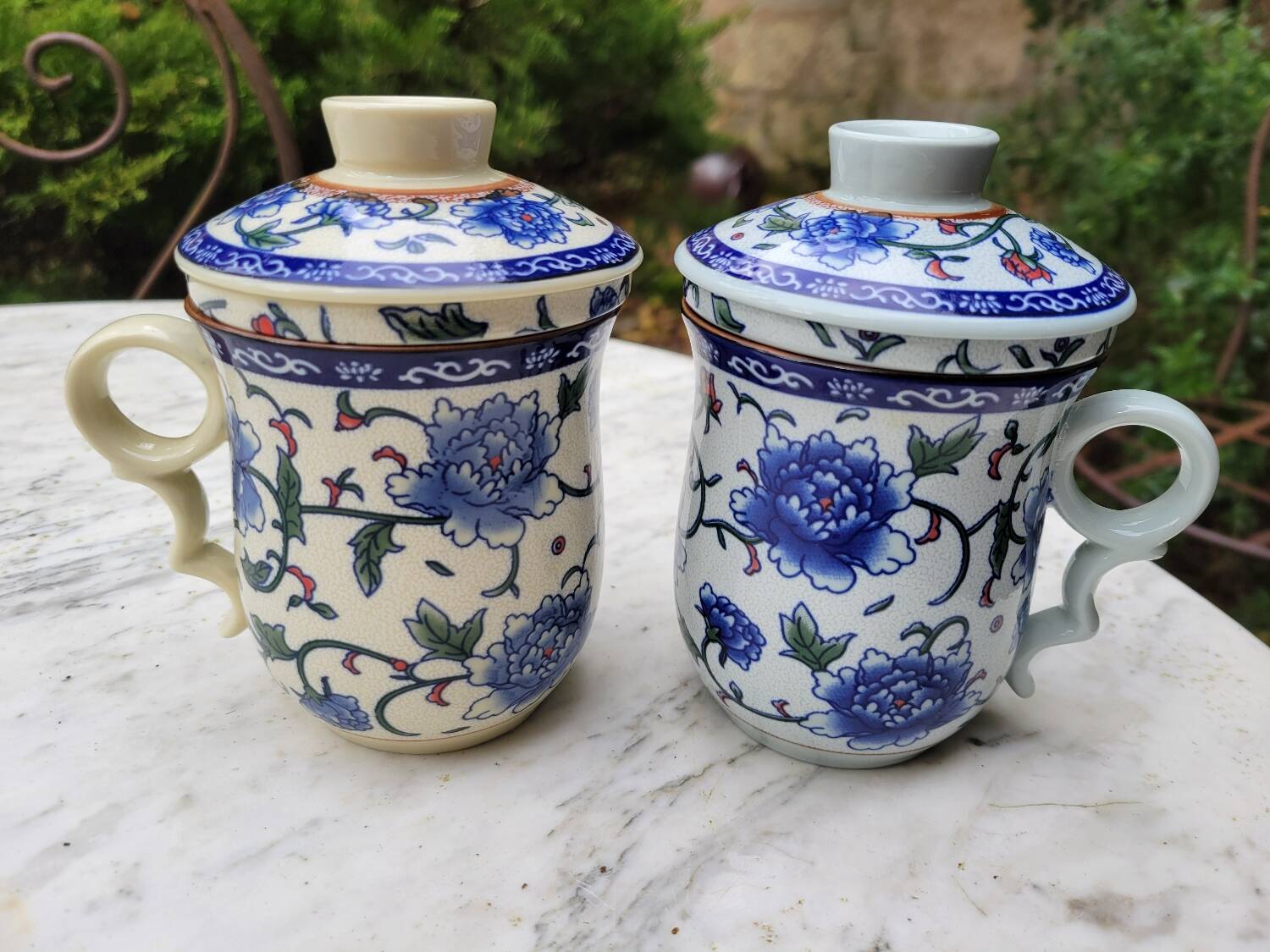 Paire de tasse à thé, couvercle et infuseur