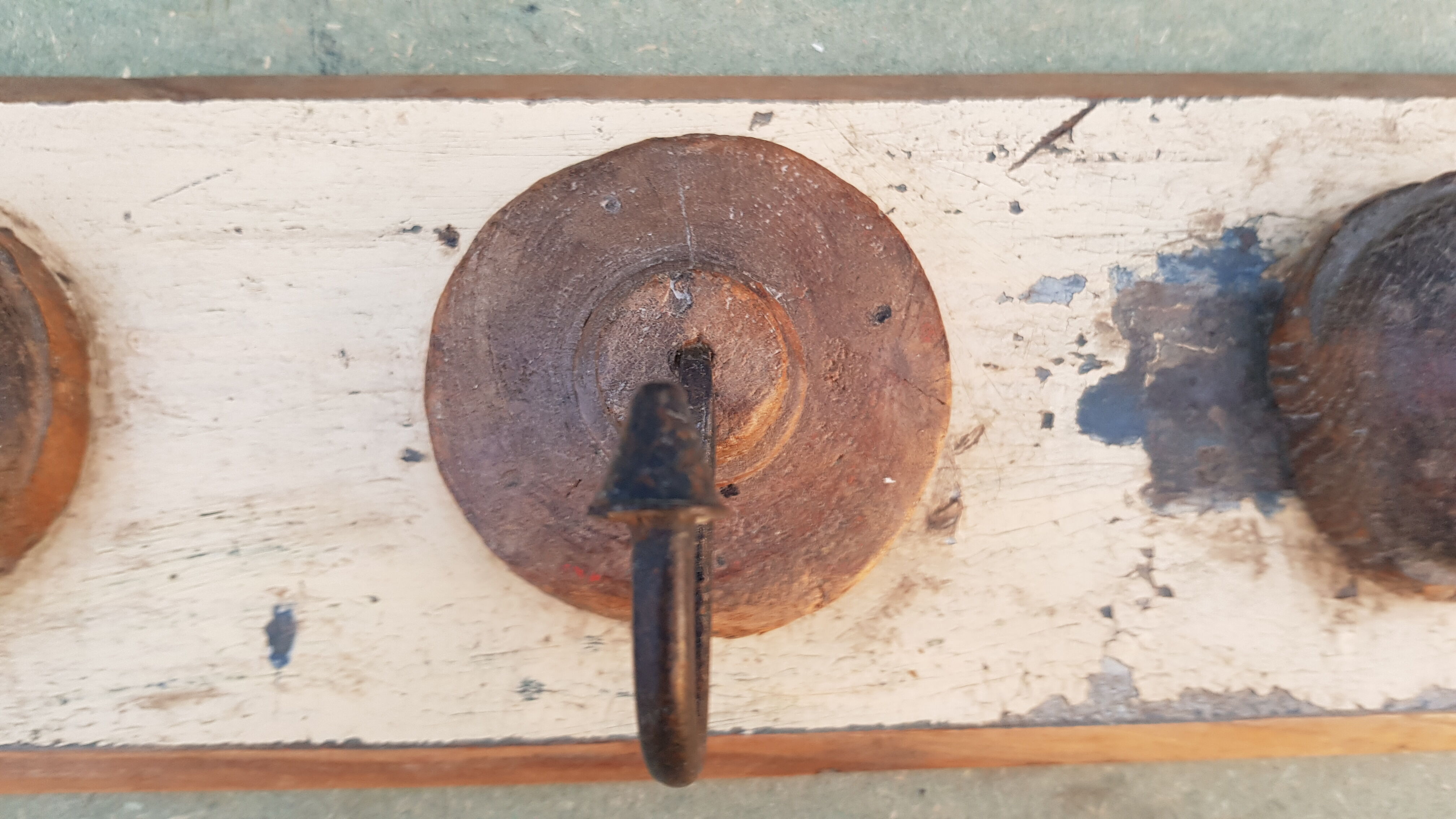 Ecru solid teak coat hook with 3 cast iron hooks