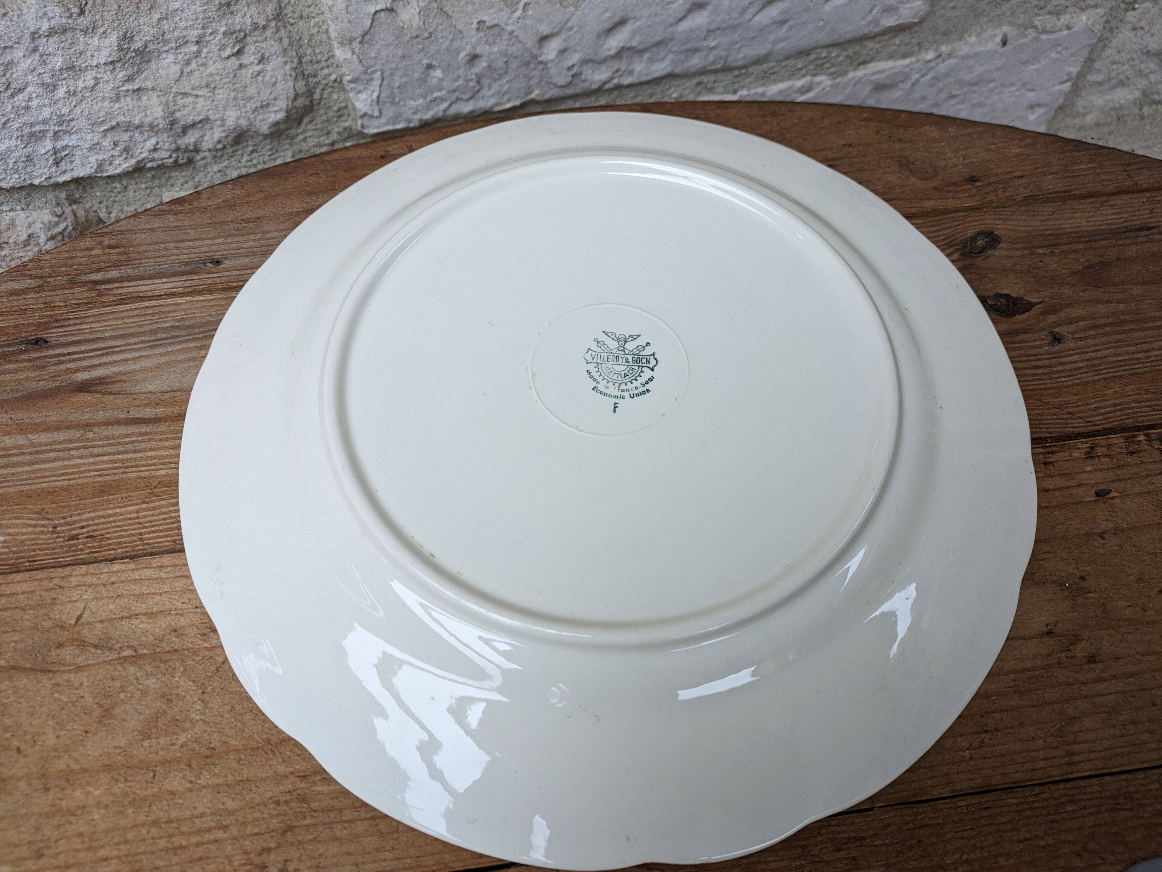 Villeroy & Boch large round plate in beige with gold trim