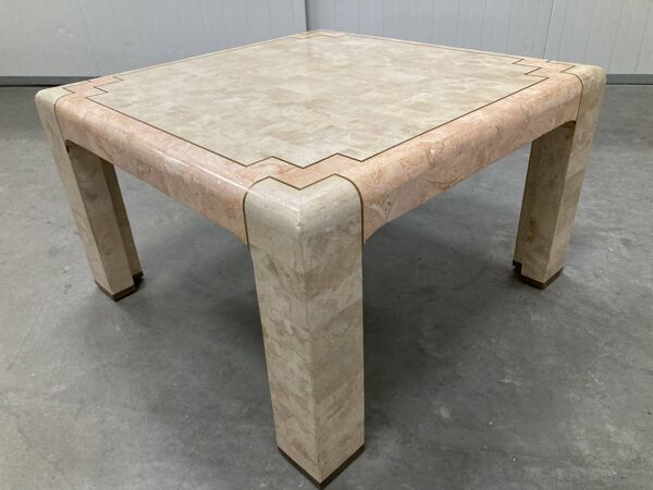 Table basse en marbre tessellé des années 80, blanc cassé et saumon avec du laiton