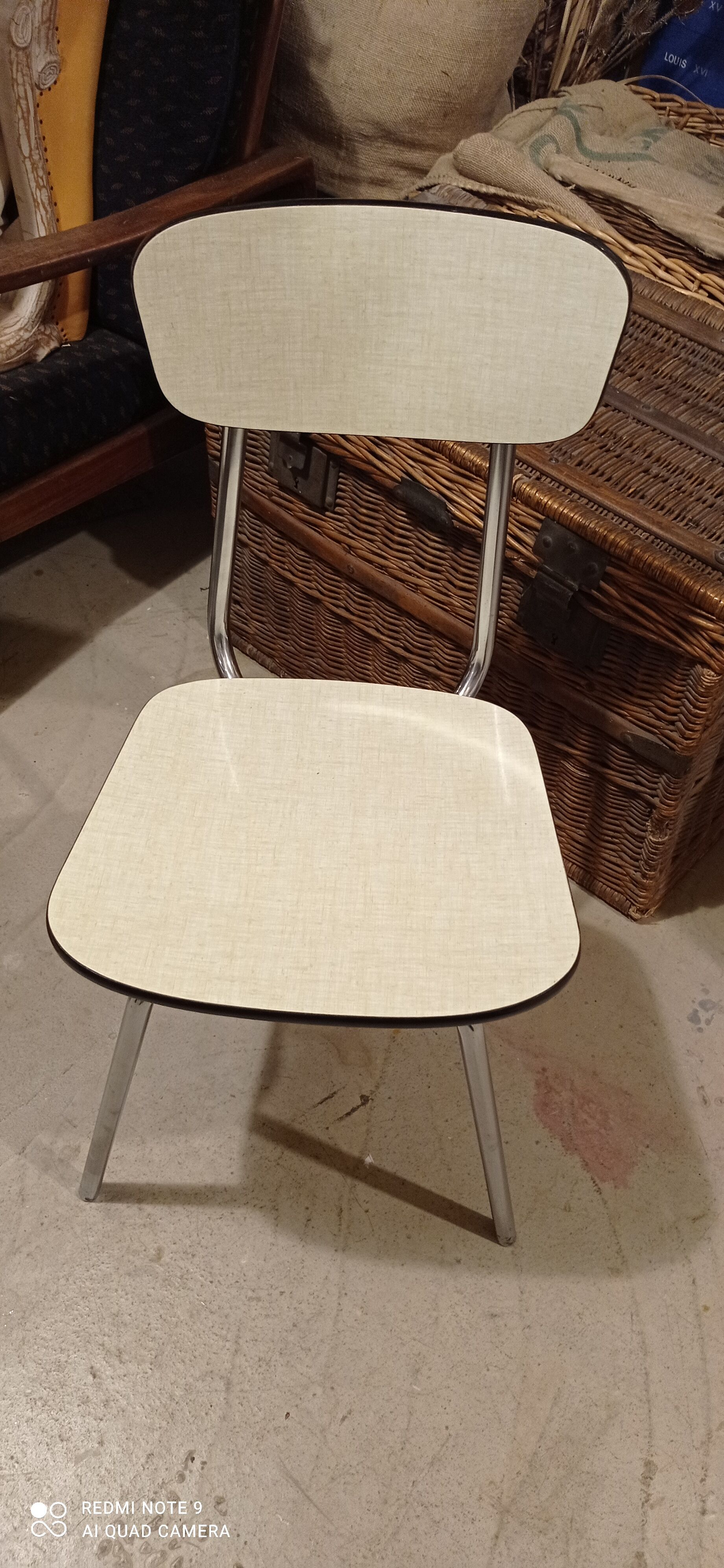 Chaises vert d'eau formica dépareillées
