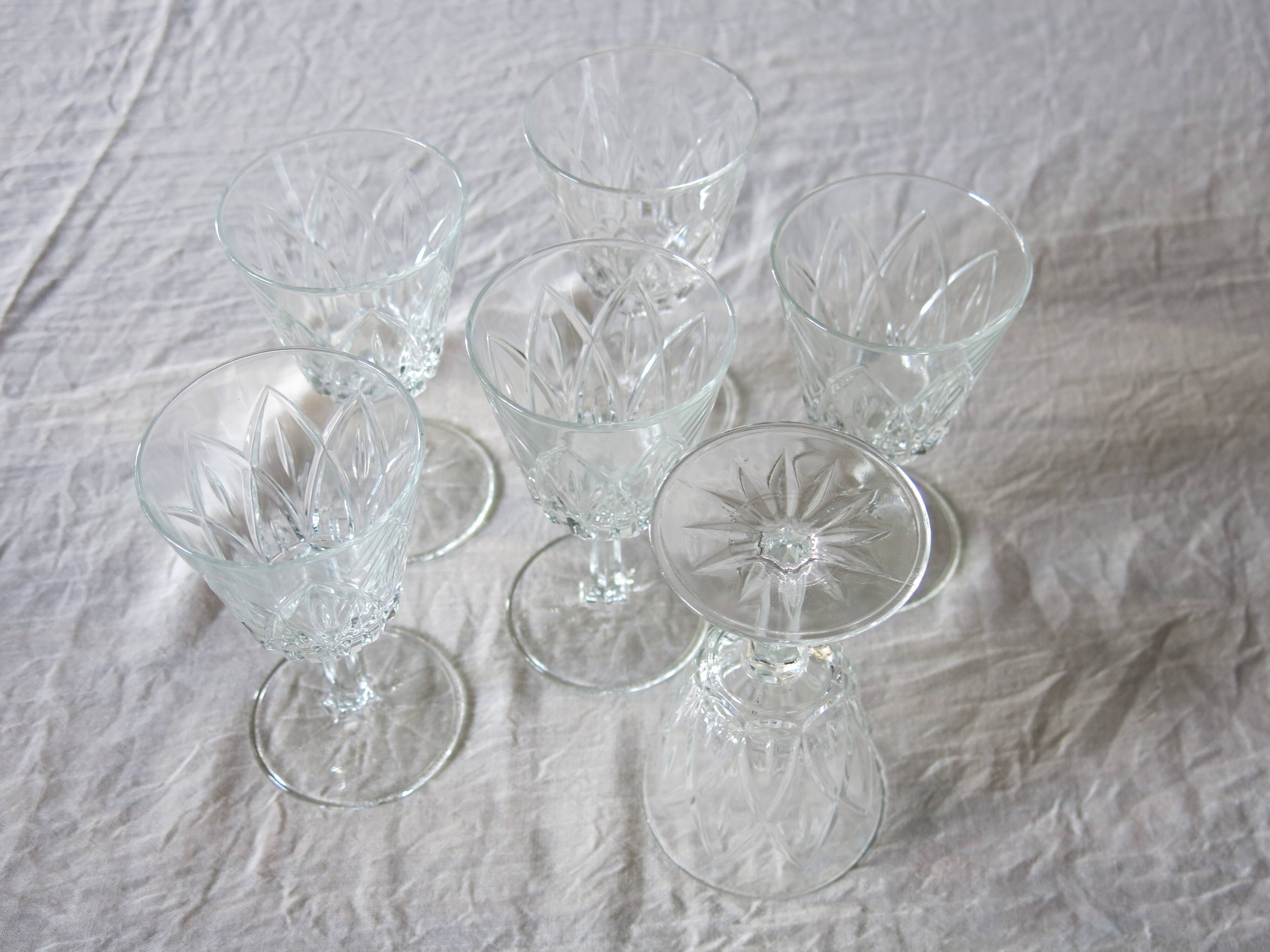 6 stemmed glasses in very good condition