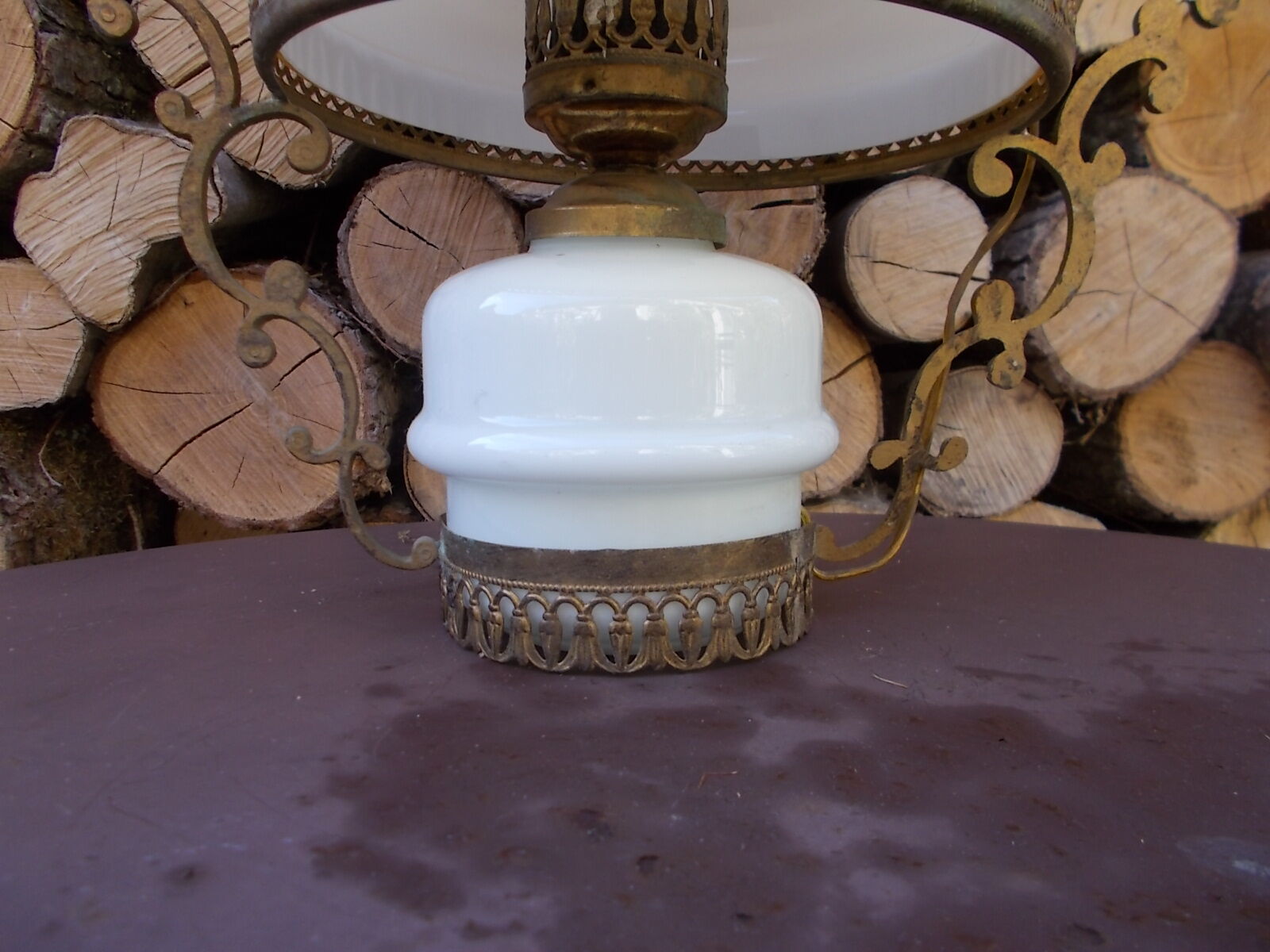 Suspension in white opaline