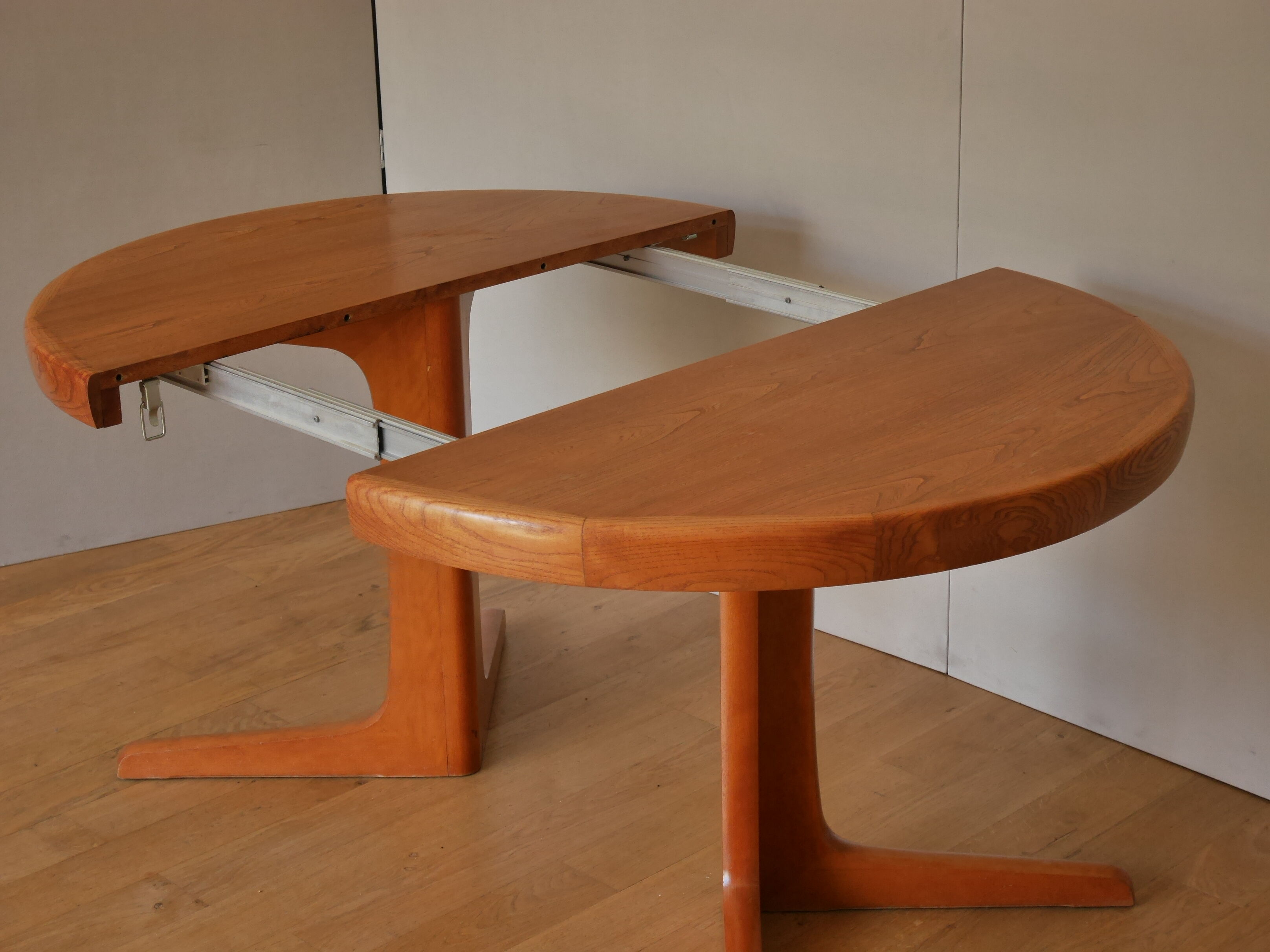 Elm meal table 2 central foot extensions