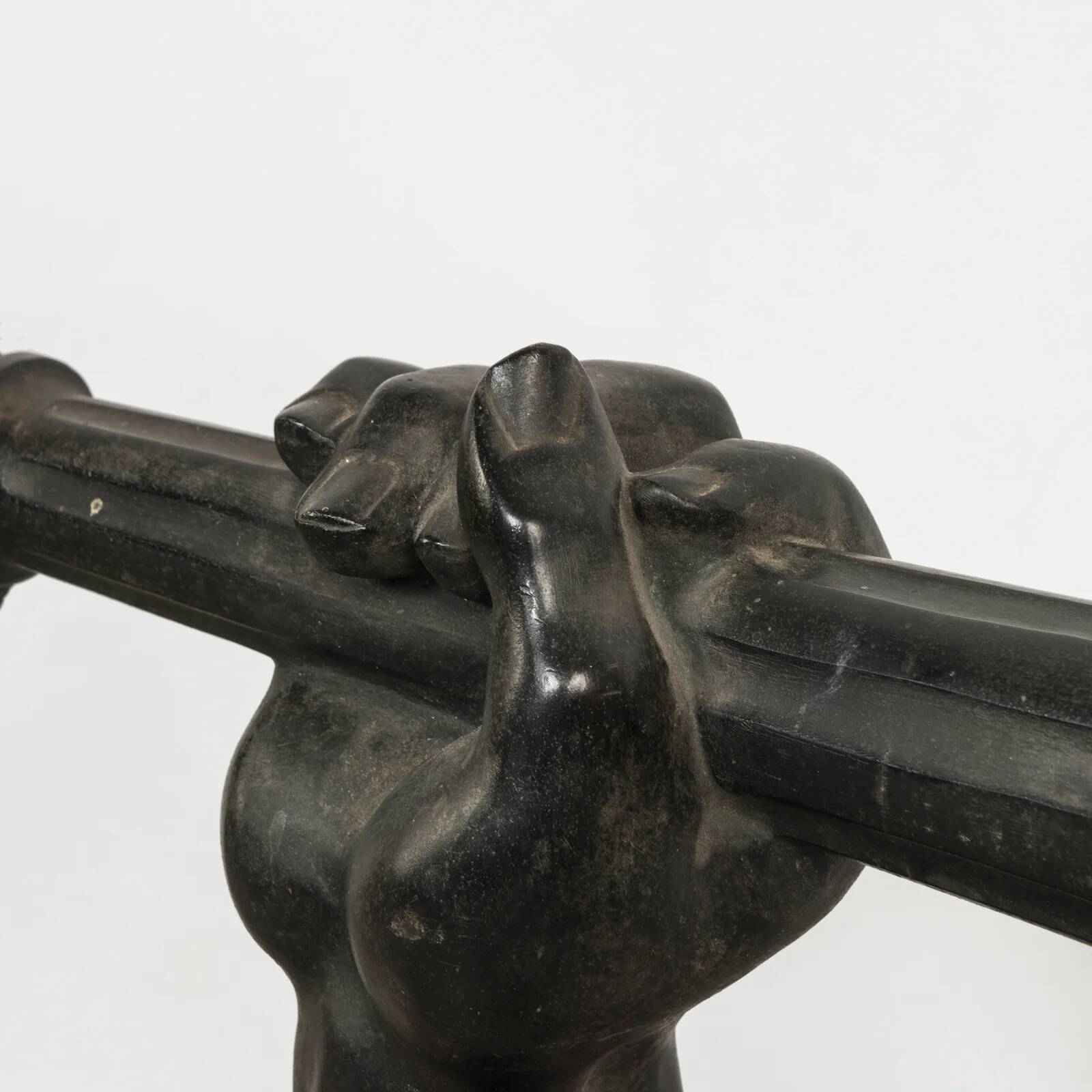 Wall lamp in iron shaped like an arm.