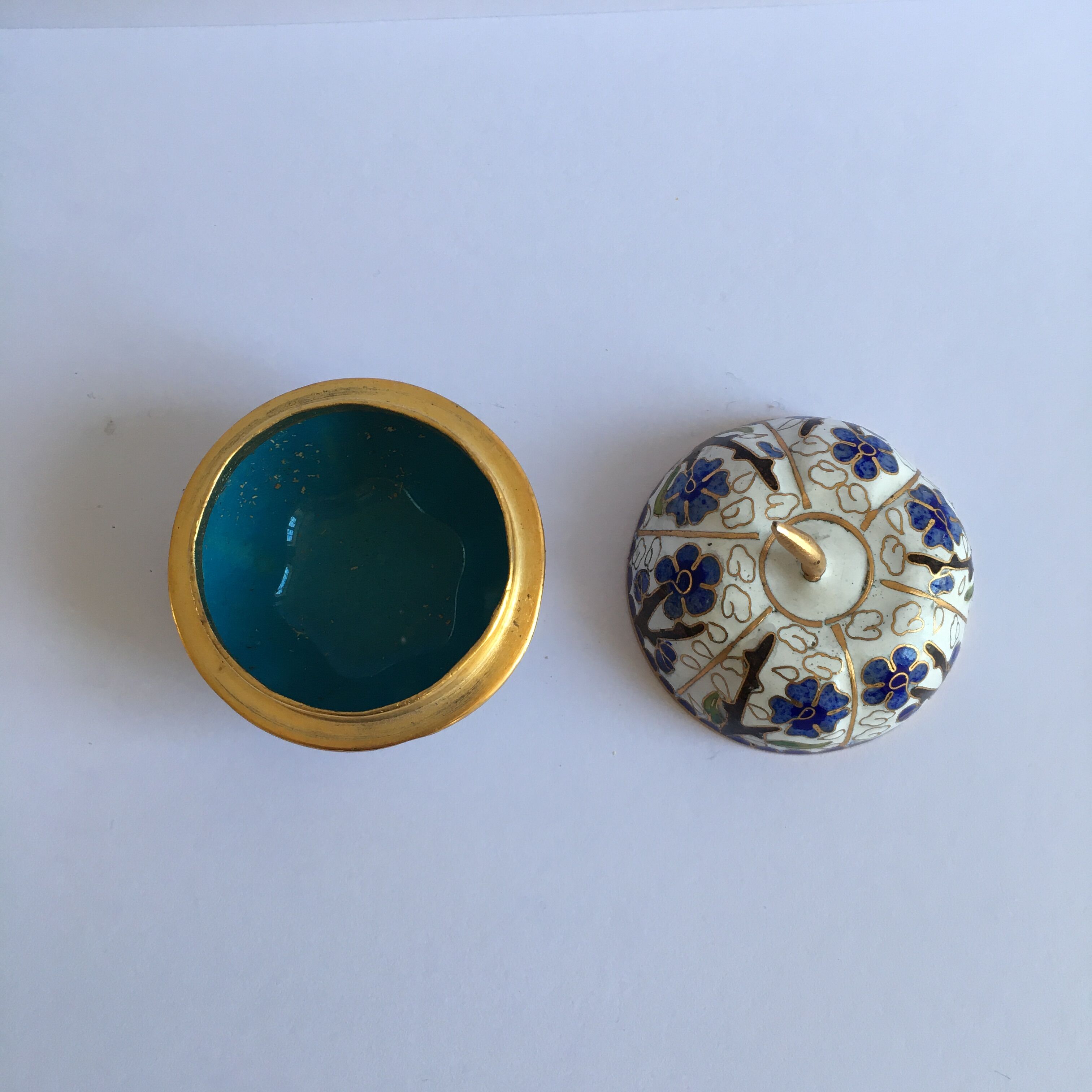 Small Chinese box partitioned enamels