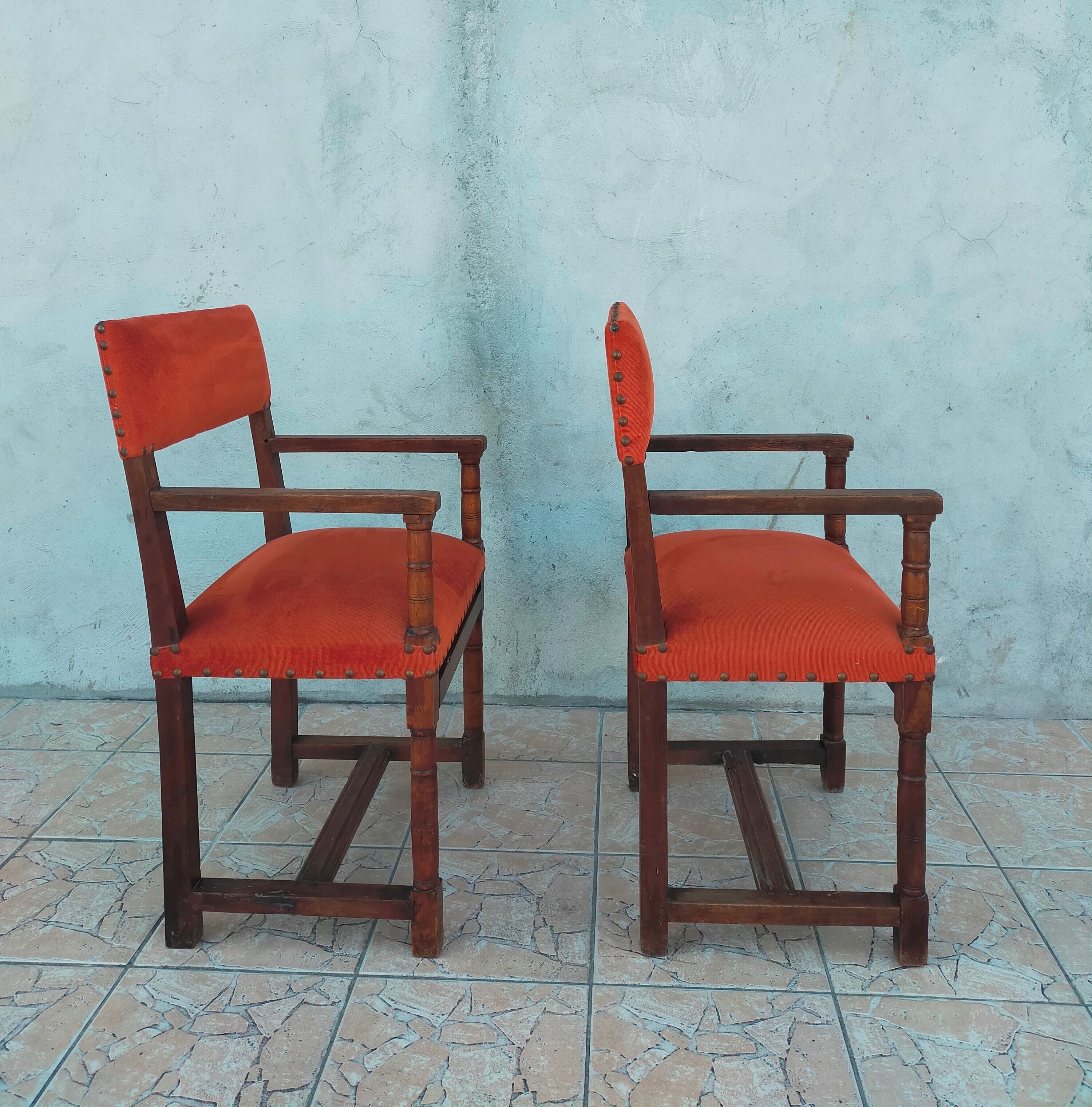 Paire de fauteuils rustiques en noyer