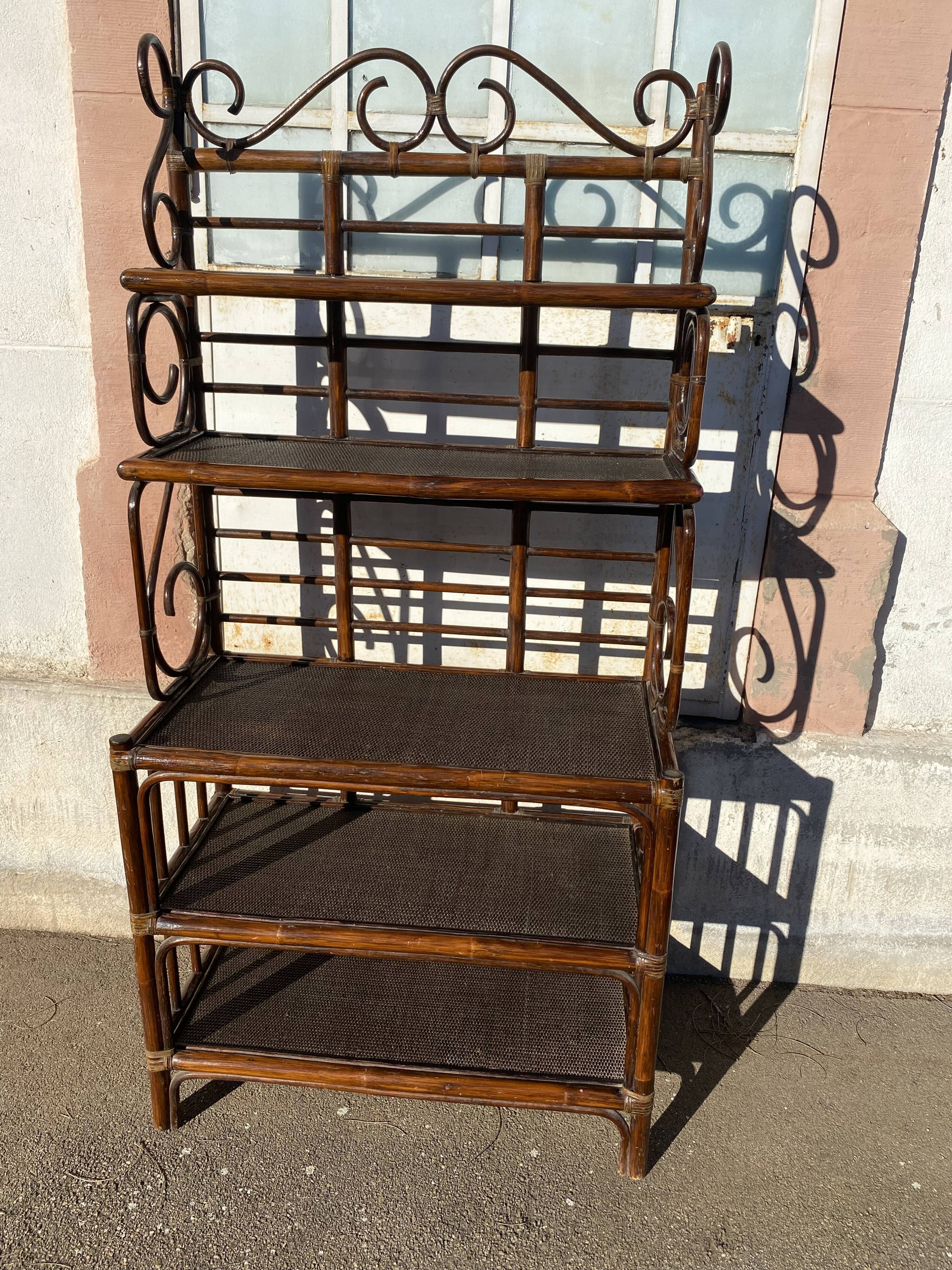 Shelf on volute wicker legs