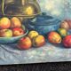 Tableau ancien Nature morte – pommes, poterie bleue et cruche en laiton sig