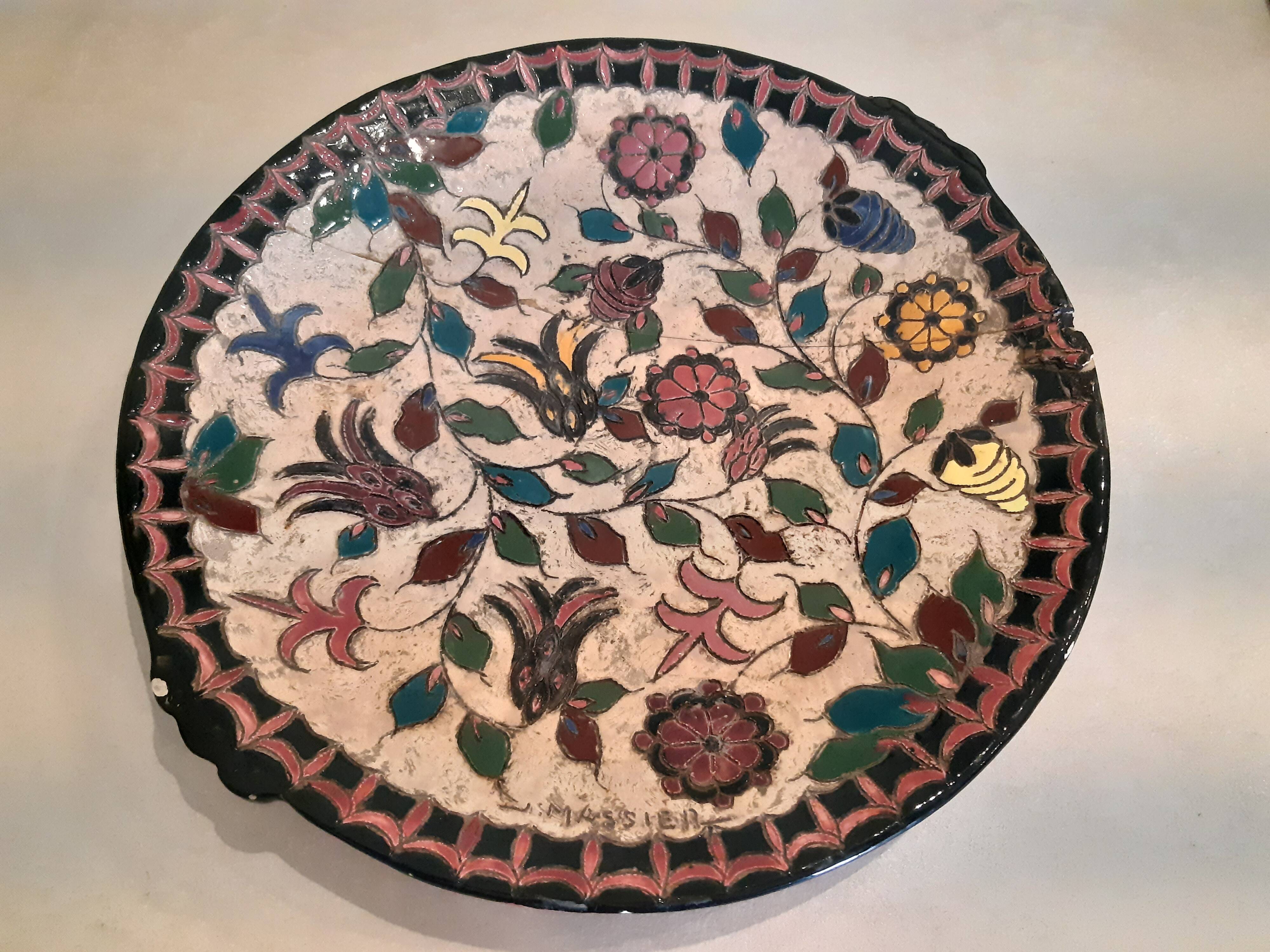 Flat plate by Jérôme Massier, from Vallauris, cracked. Decoration in slight relief.