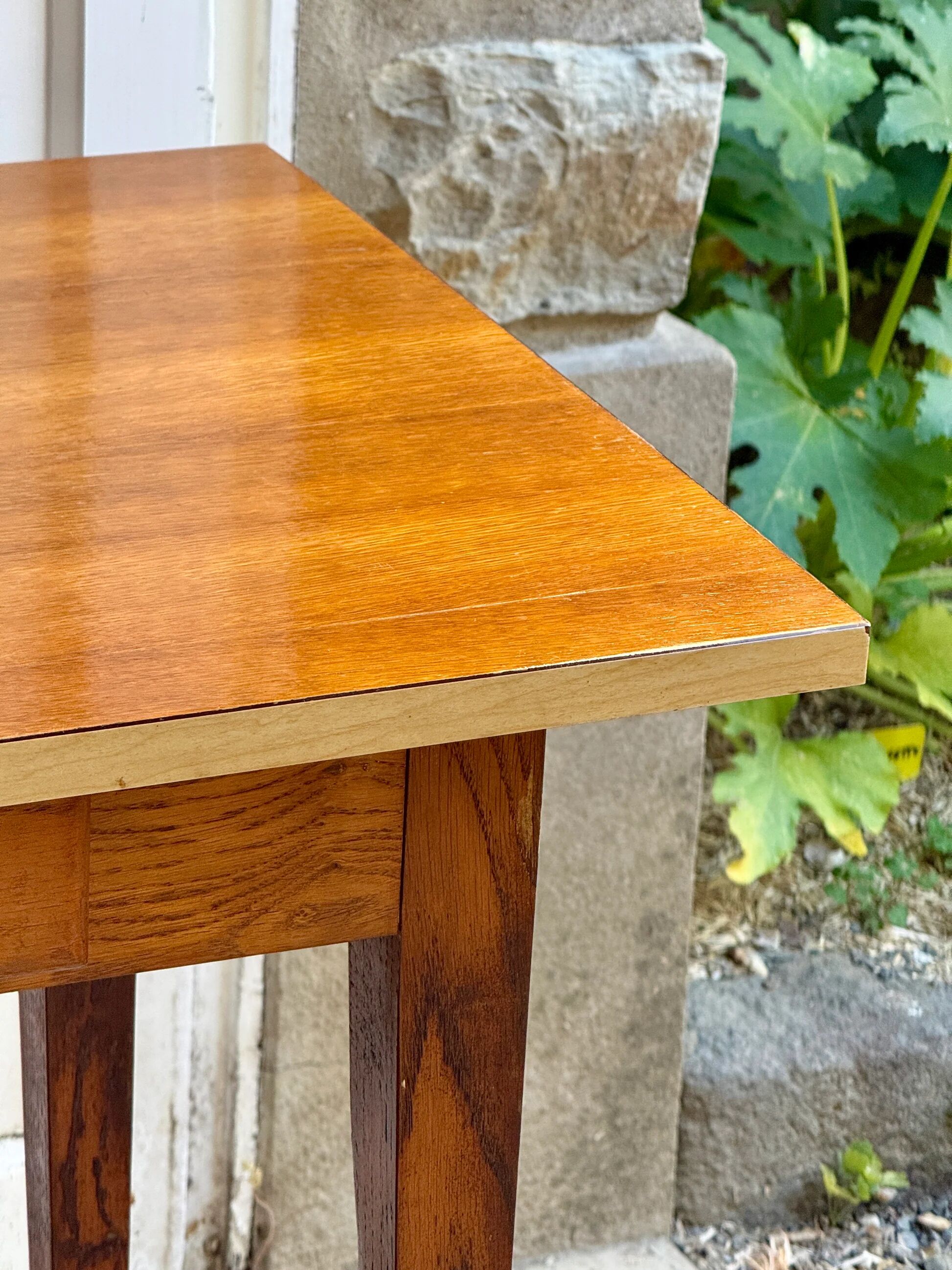 Petit bureau / table en bois et formica