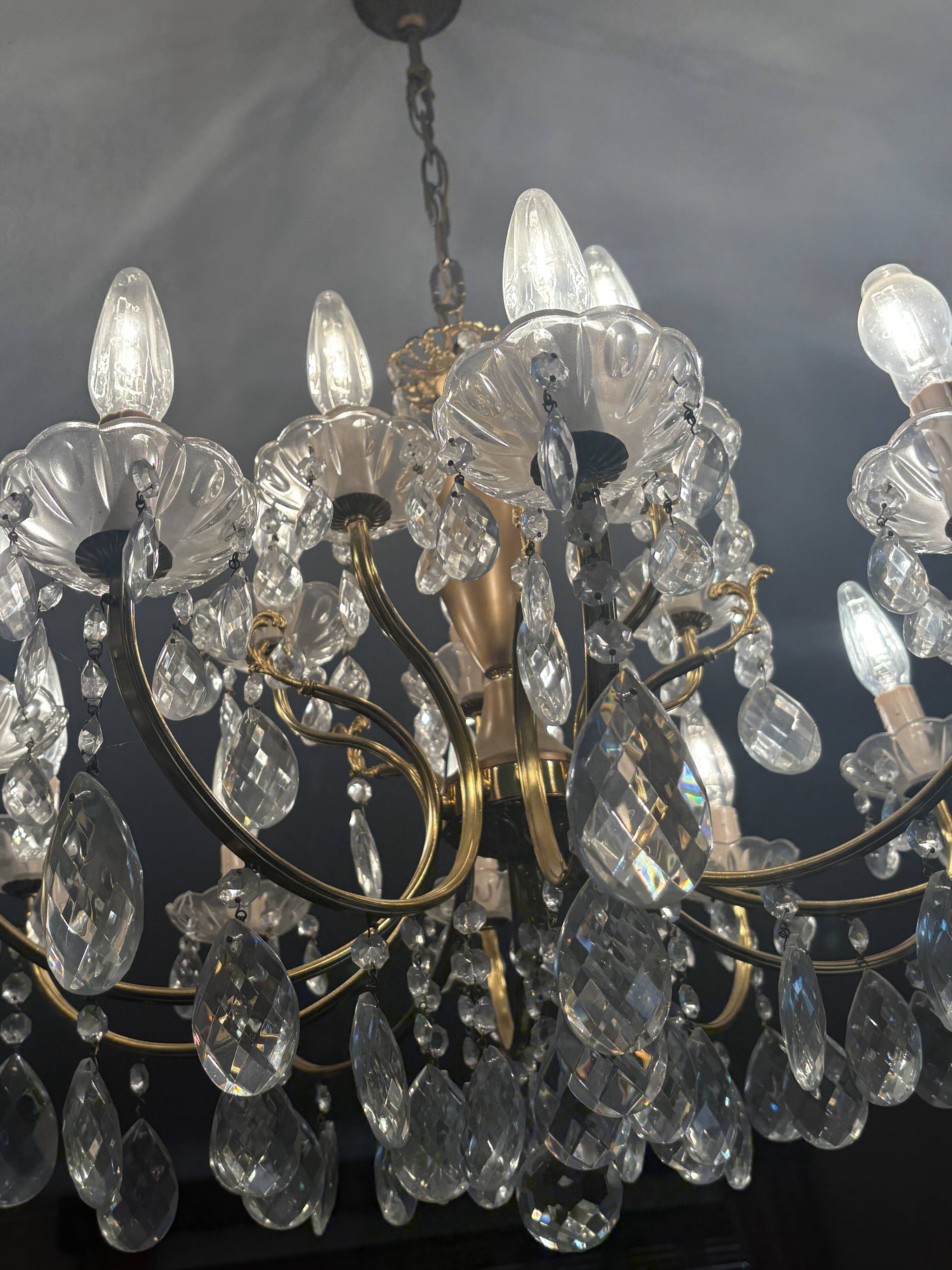Ensemble de réception en laiton massif et cristal – 2 lustres et 2 applique