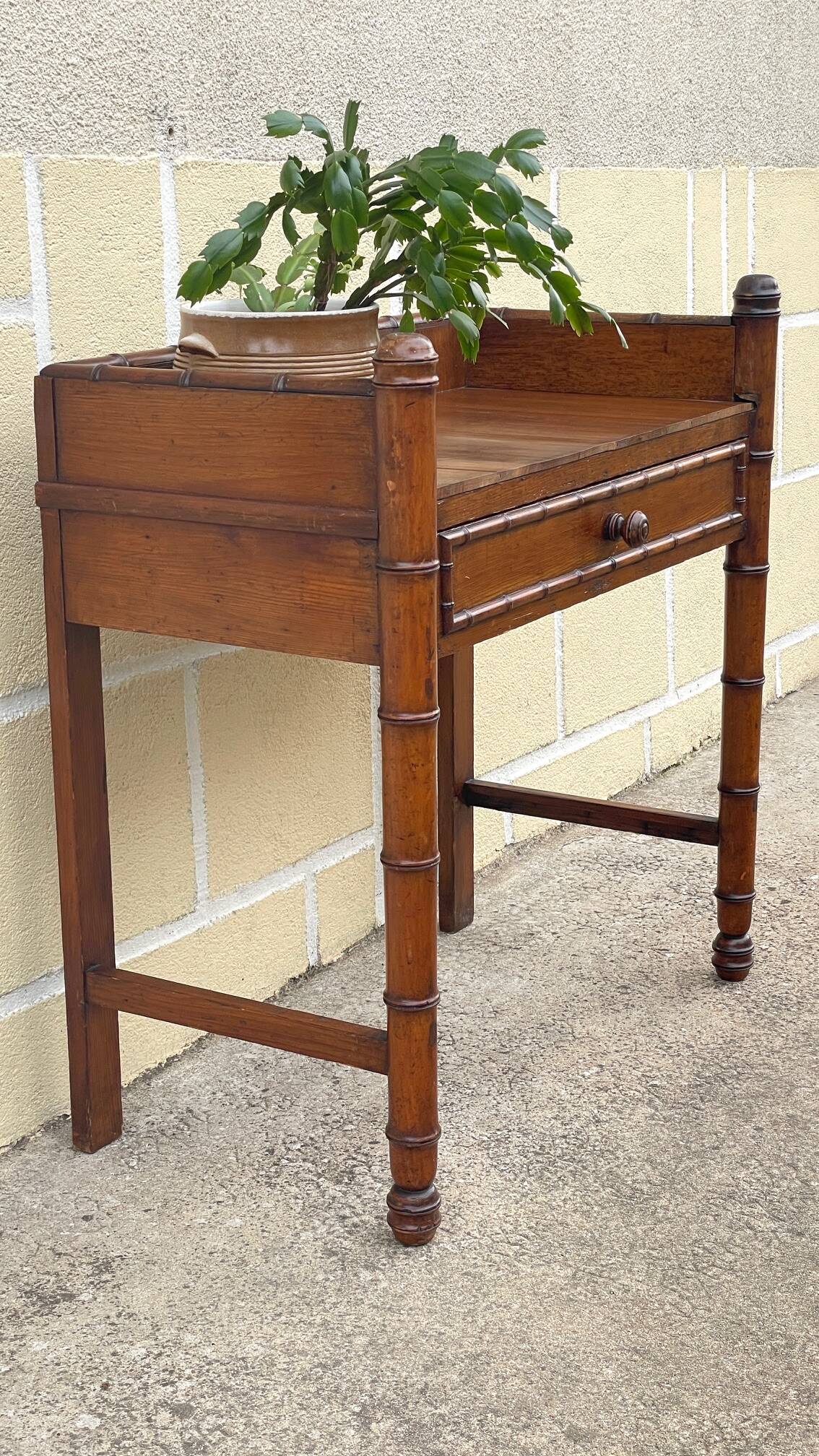 BUREAU Console 1900 called BAMBOO