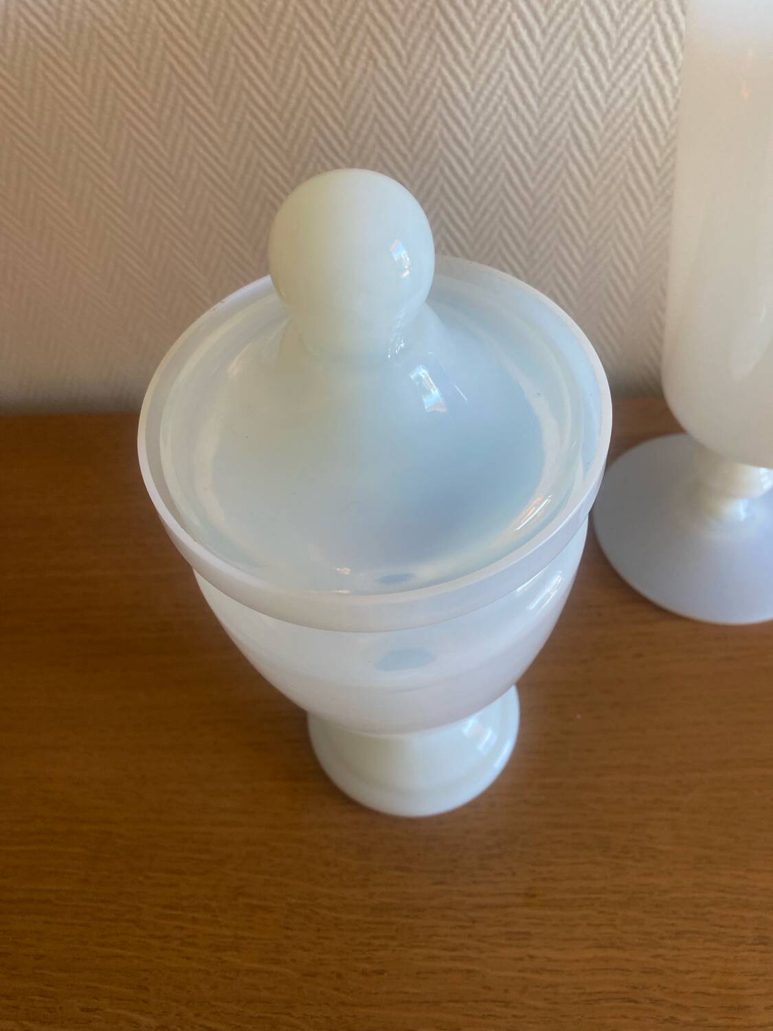 Vase et bonbonnière vintage en opaline blanche