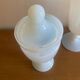 Vase et bonbonnière vintage en opaline blanche