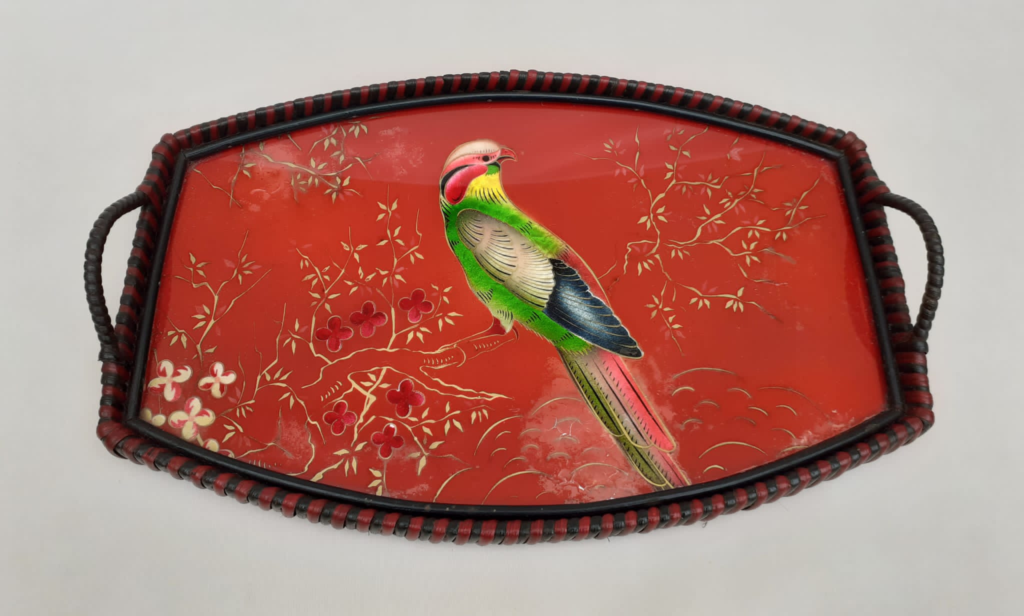 Plateu fixed under glass