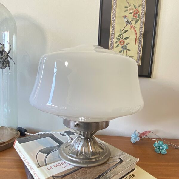Grande lampe vintage globe en verre opaline blanc et laiton chromé