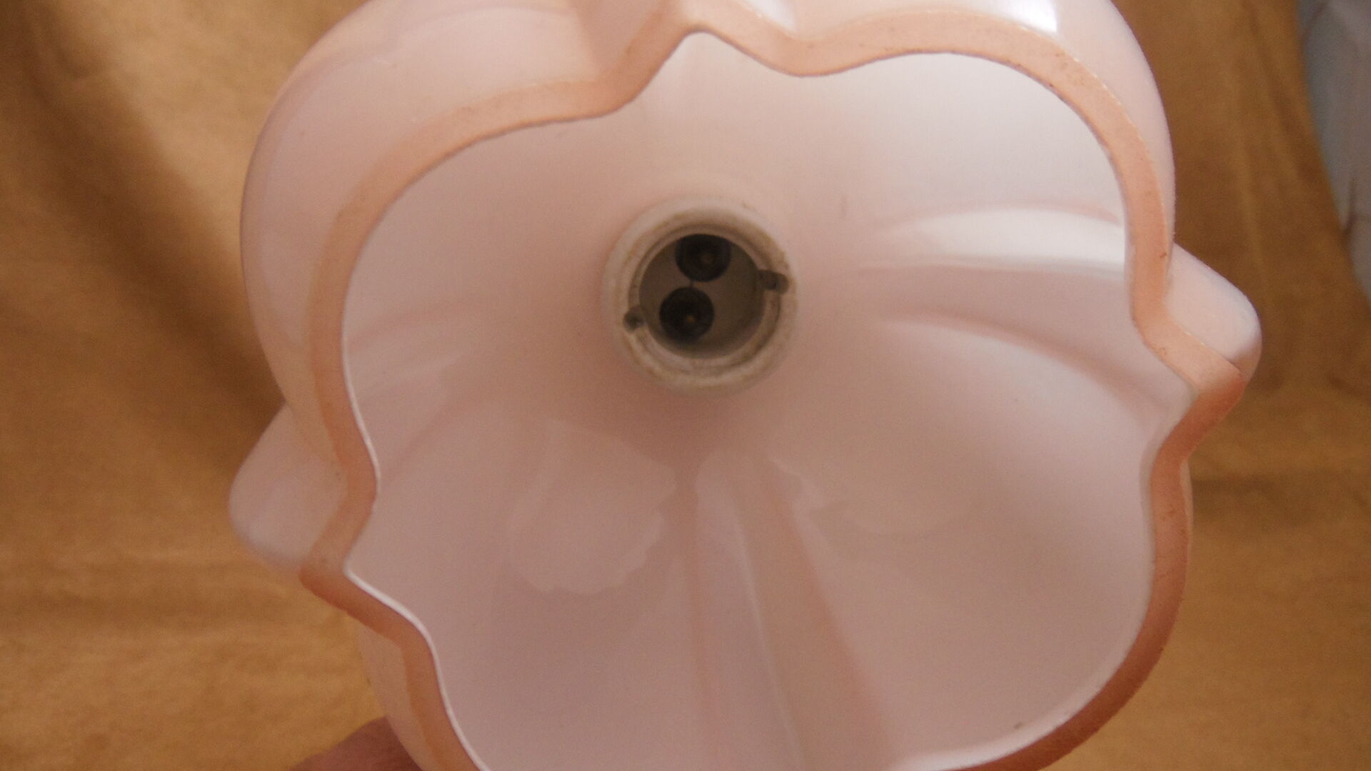 Applied art deco in white porcelain and pink opaline globe