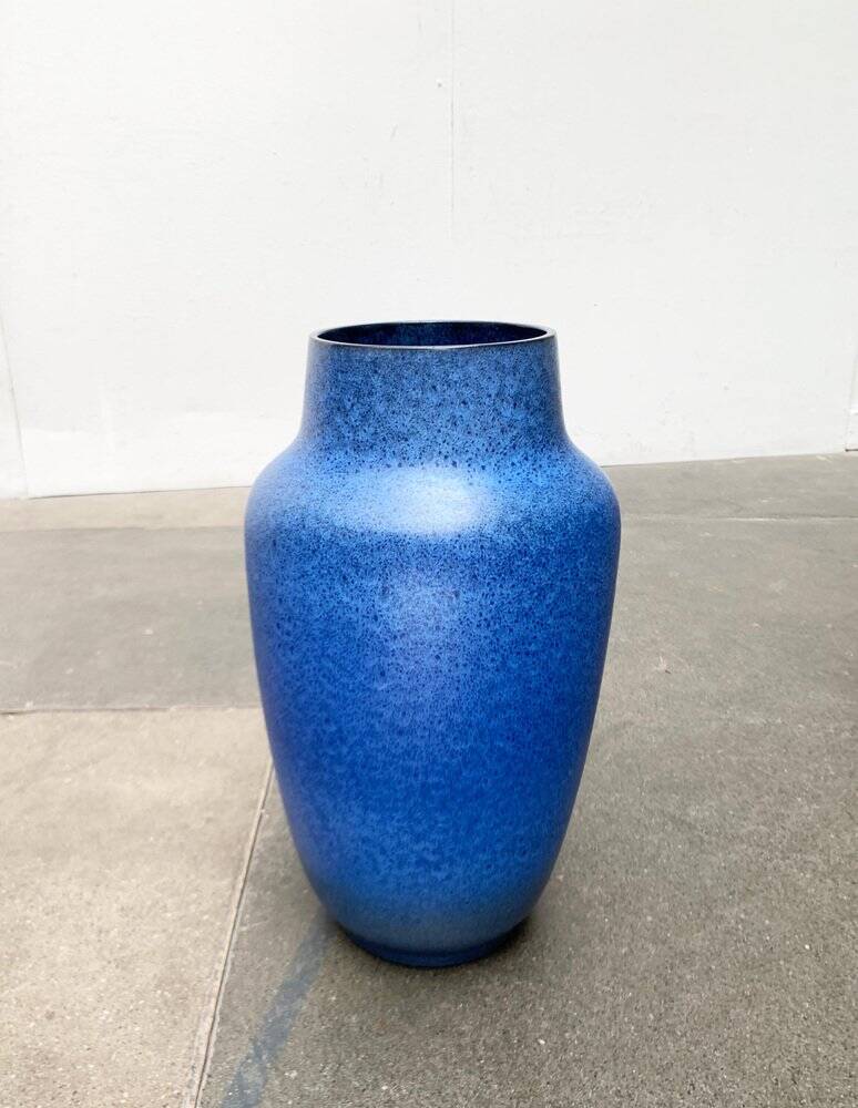 Large blue vase on a German workshop stand from the mid-20th century by Bückeburg Keramik, 1960s.