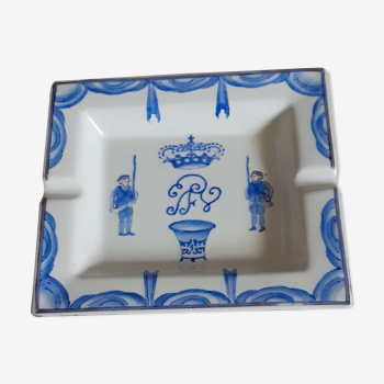 Cendrier en porcelaine signé