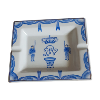 Cendrier en porcelaine signé