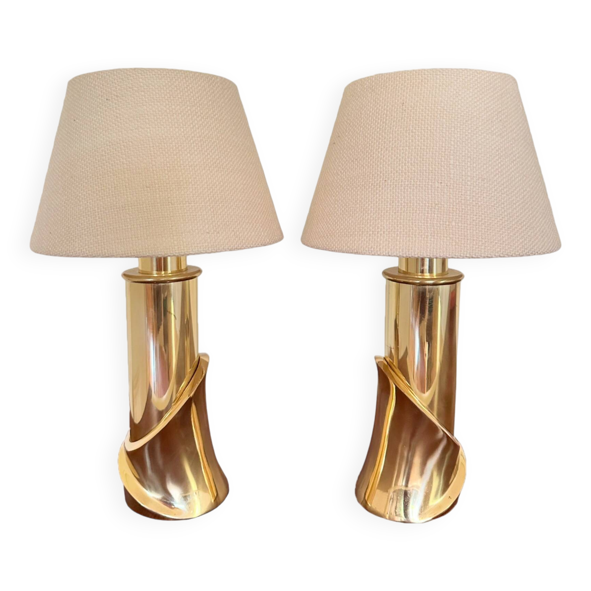 2 bedside lamps