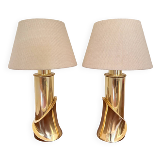 2  bedside lamps